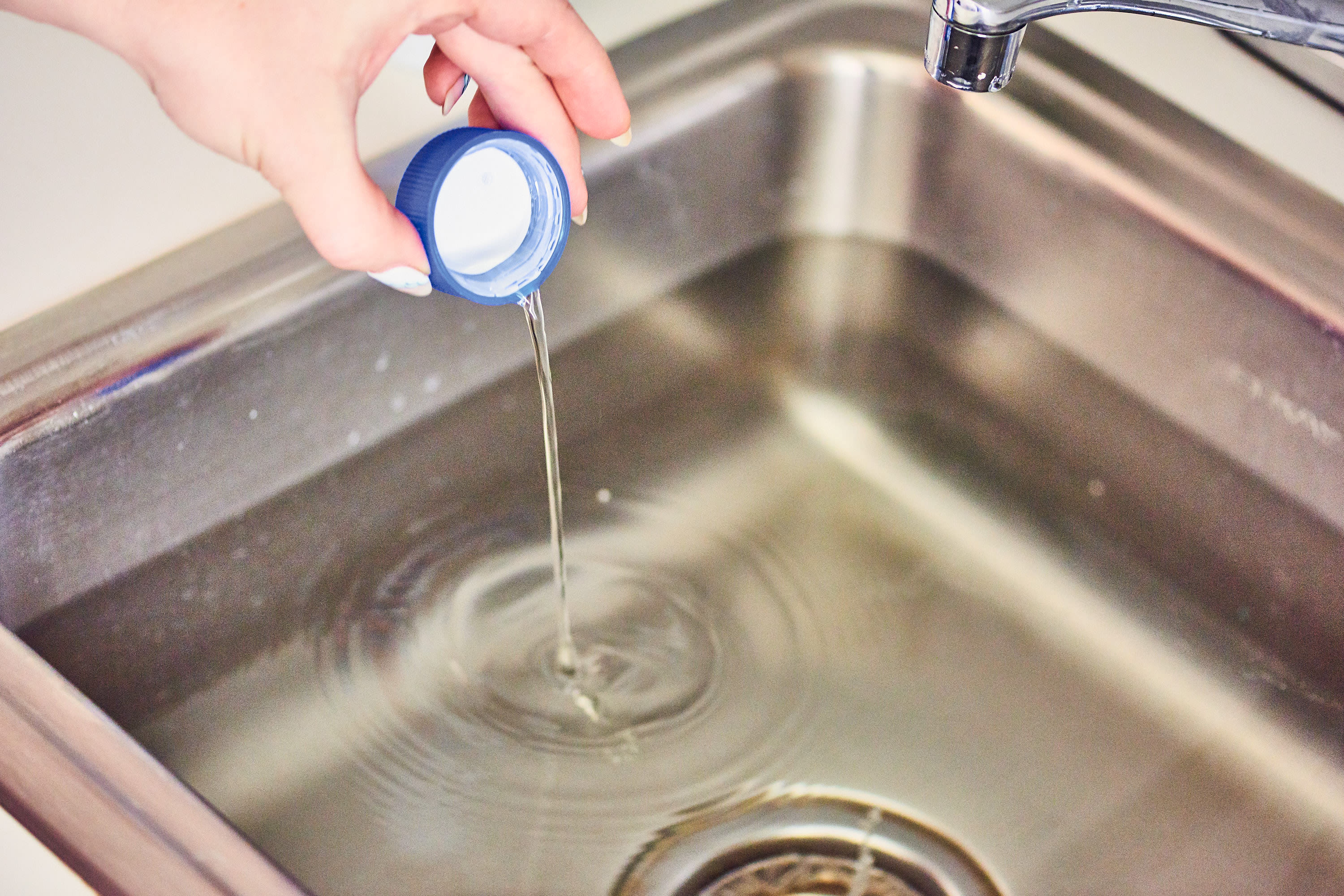 putting bleach in kitchen sink