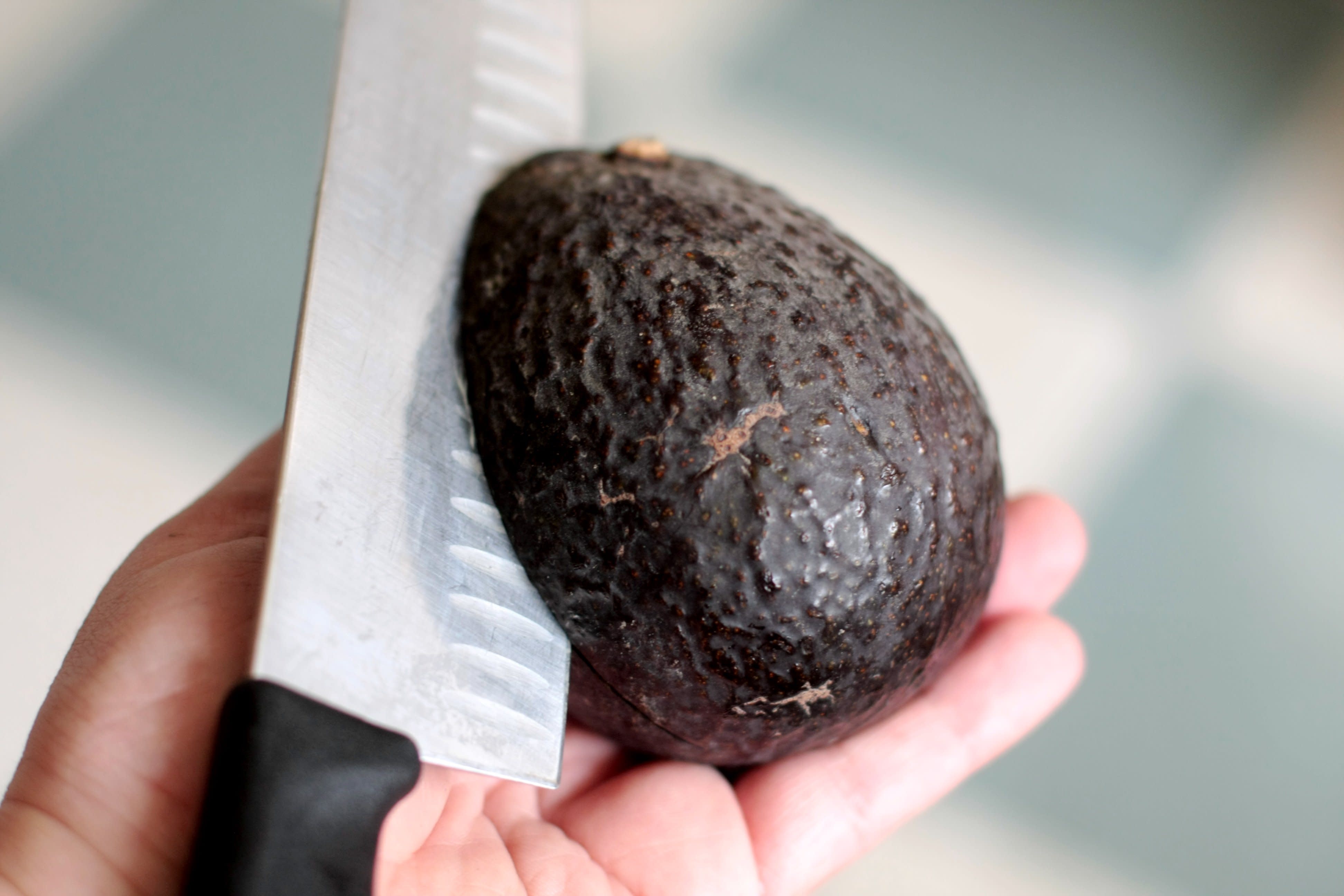 A Step-By-Step Guide to De-Pitting and Slicing an Avocado – Schmidt Bros.