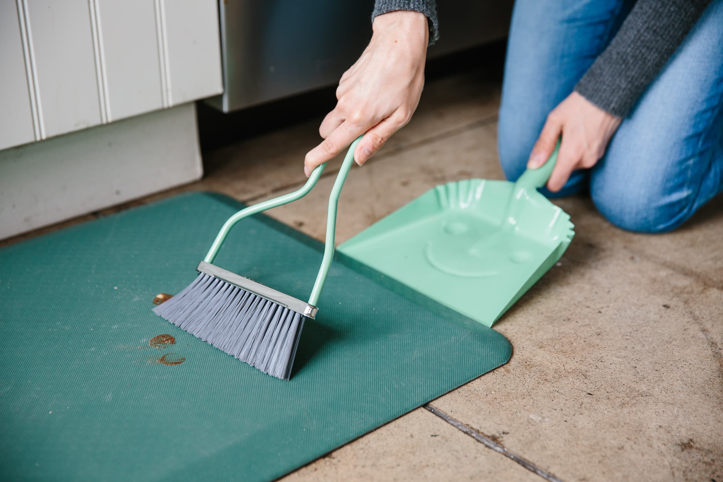 How to Clean Rubber Mats in a Kitchen Sink : Cleaning the Kitchen