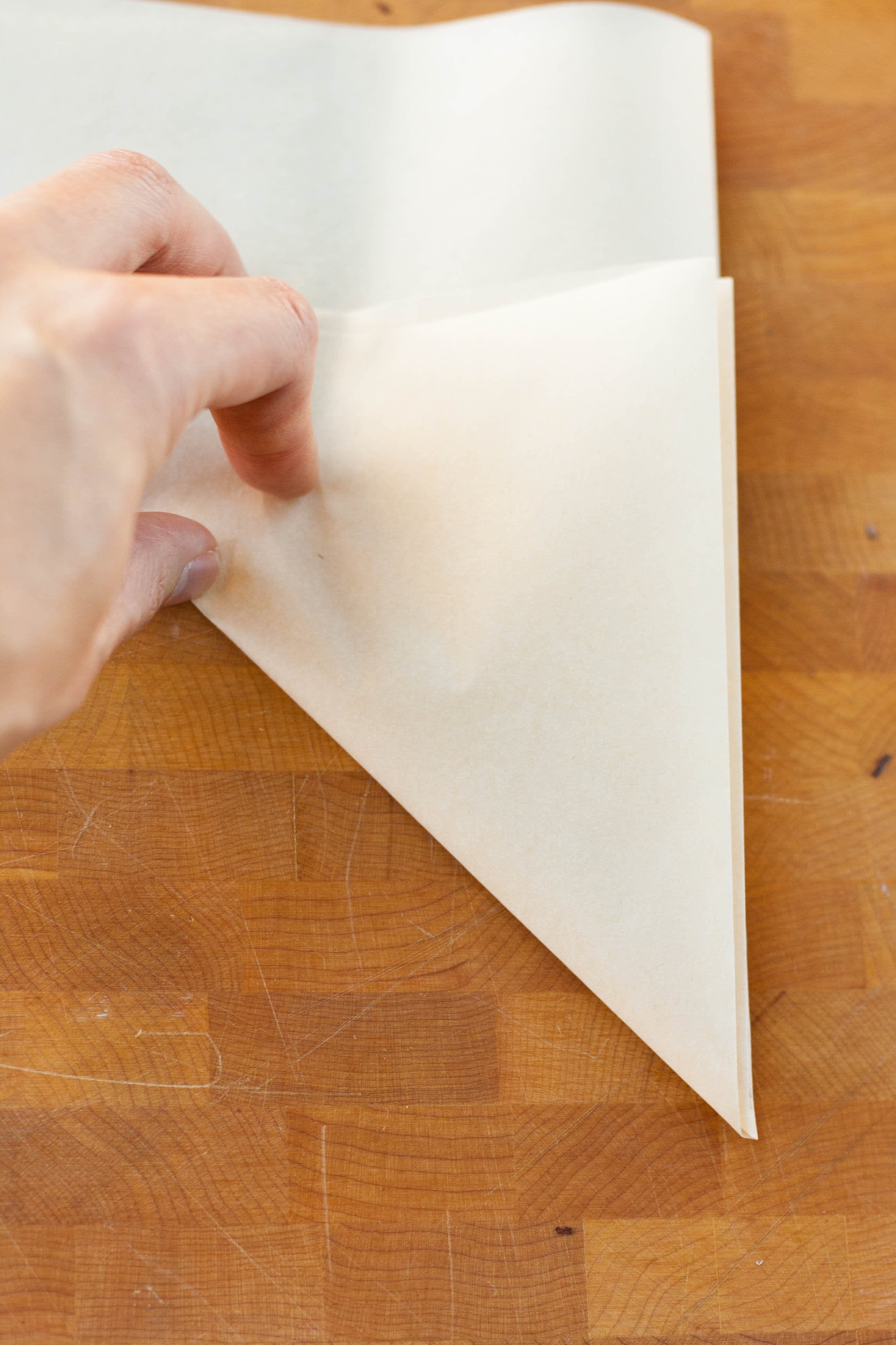 How to create a perfect circle pan liner with parchment paper - Baking  Project 101 