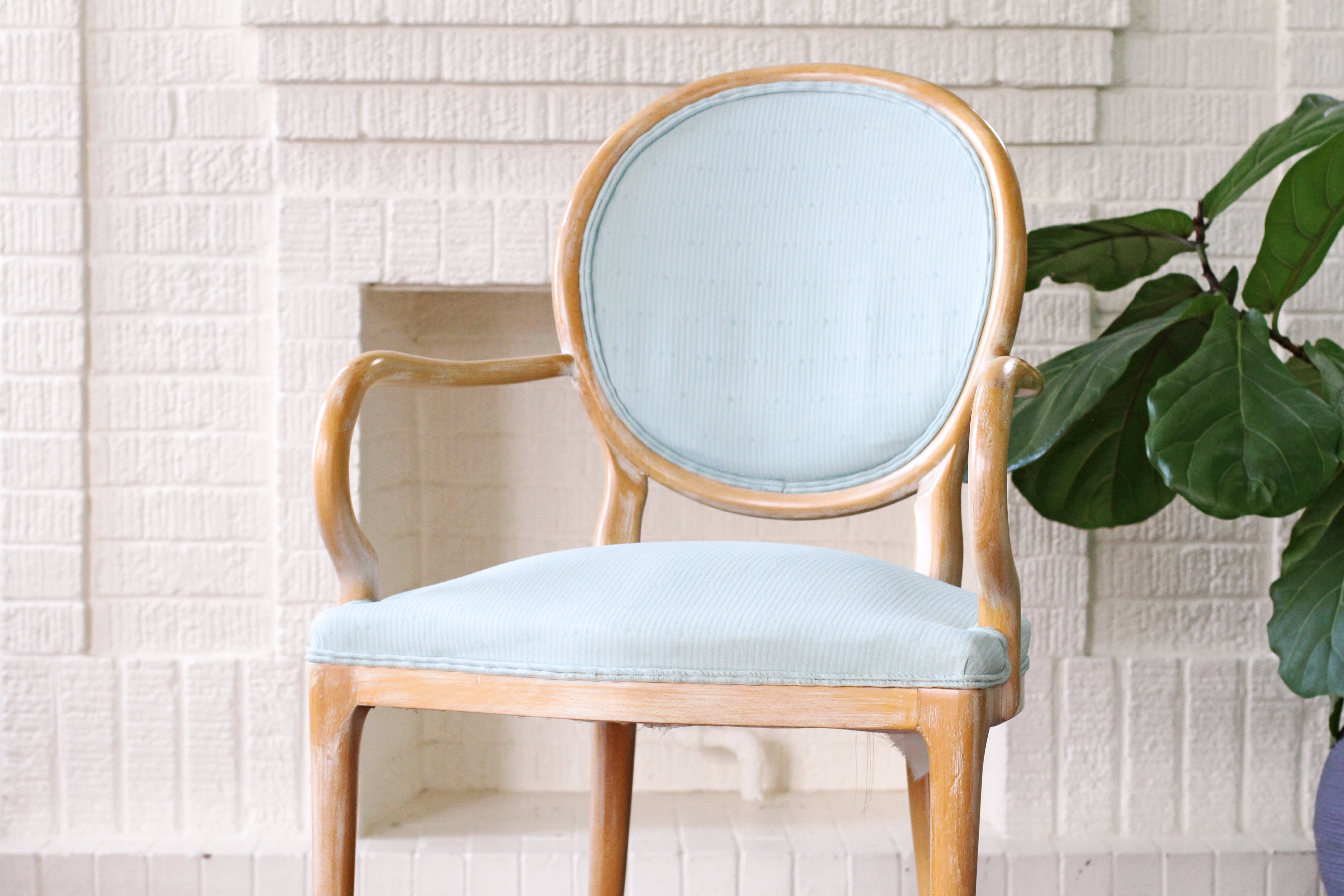How-to-Paint-Upholstery-using-chalk-paint.-See-how-I-painted-this