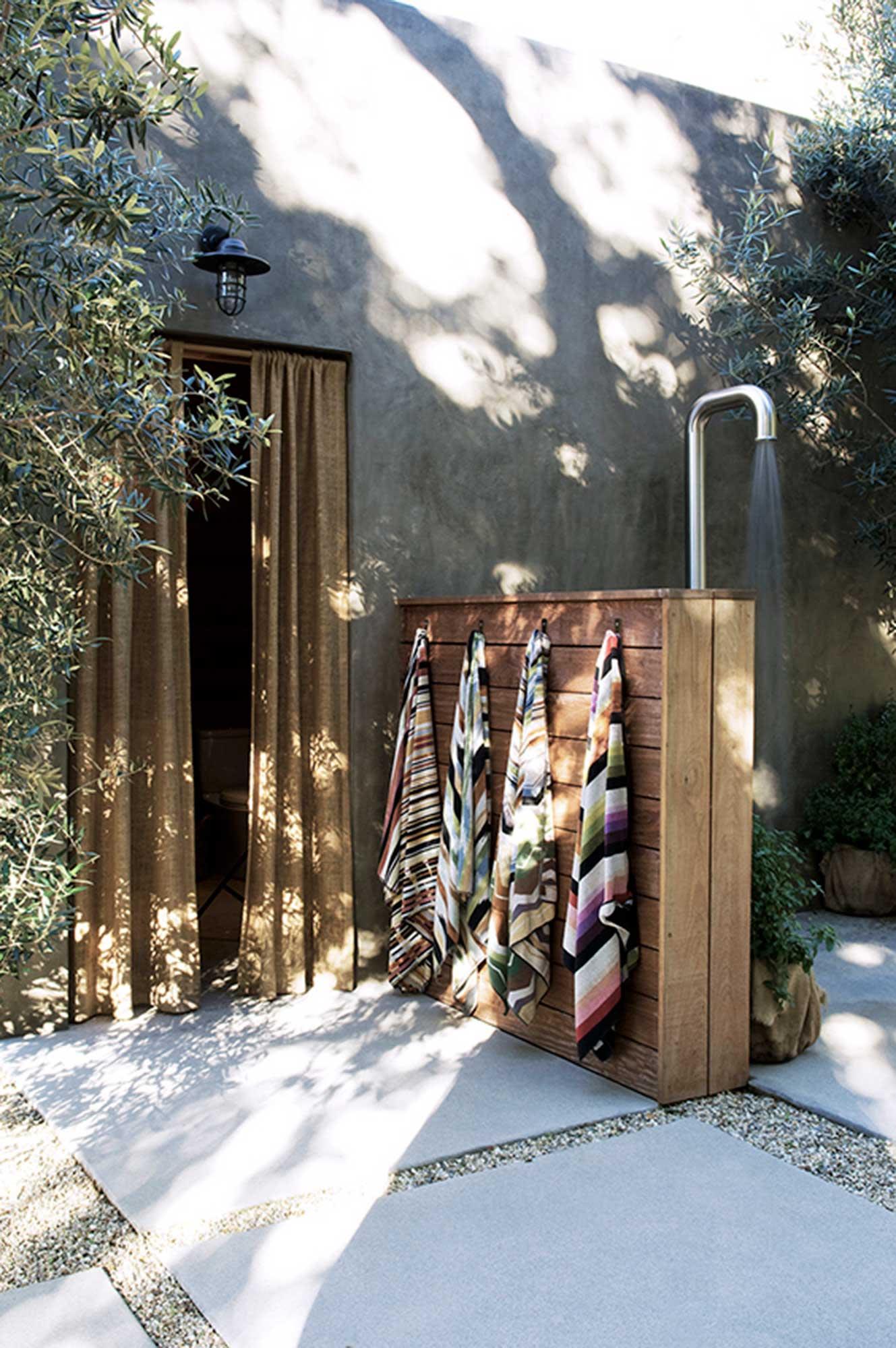 35 Stylish And Refreshing Outdoor Showers - Shelterness