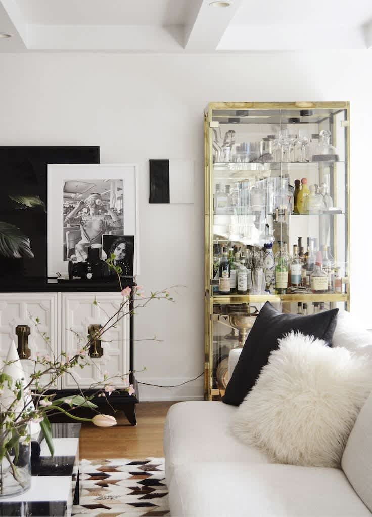 Curio Cabinet Comeback: Display Cases in Modern Rooms