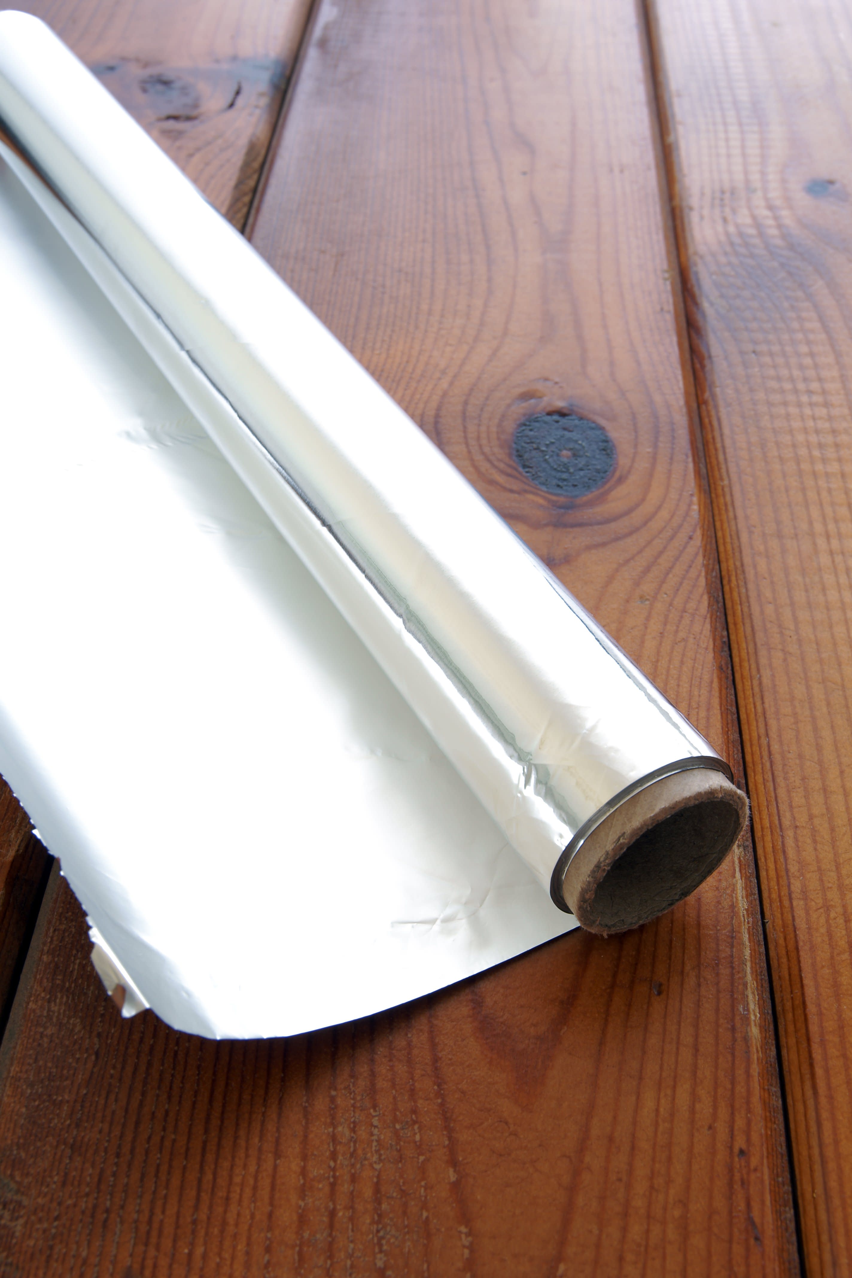 The Easiest Way to Unravel a Roll of Aluminum Foil with a Ragged Edge