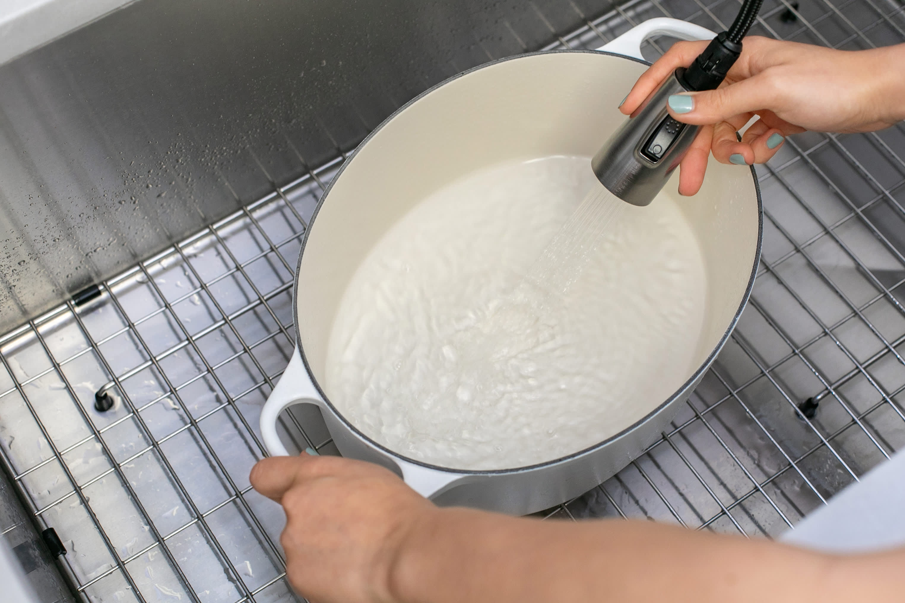 How to Clean Tough Stains on Le Creuset  👉 SAVE this post now, and you'll  thank yourself later (i.e. when it's time to do the Thanksgiving dishes!):  How to clean tough