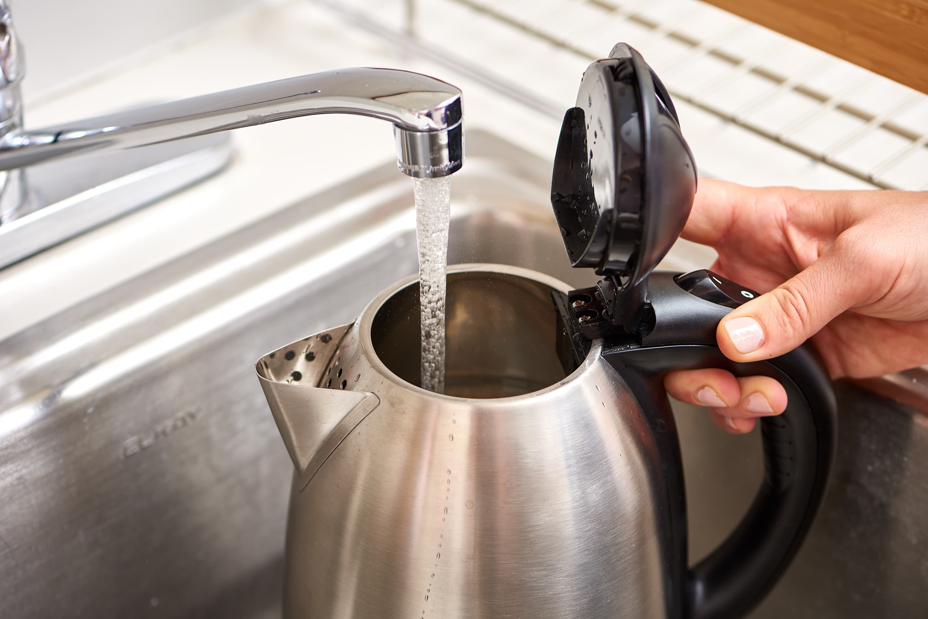 How to Clean An Electric Kettle - Alphafoodie