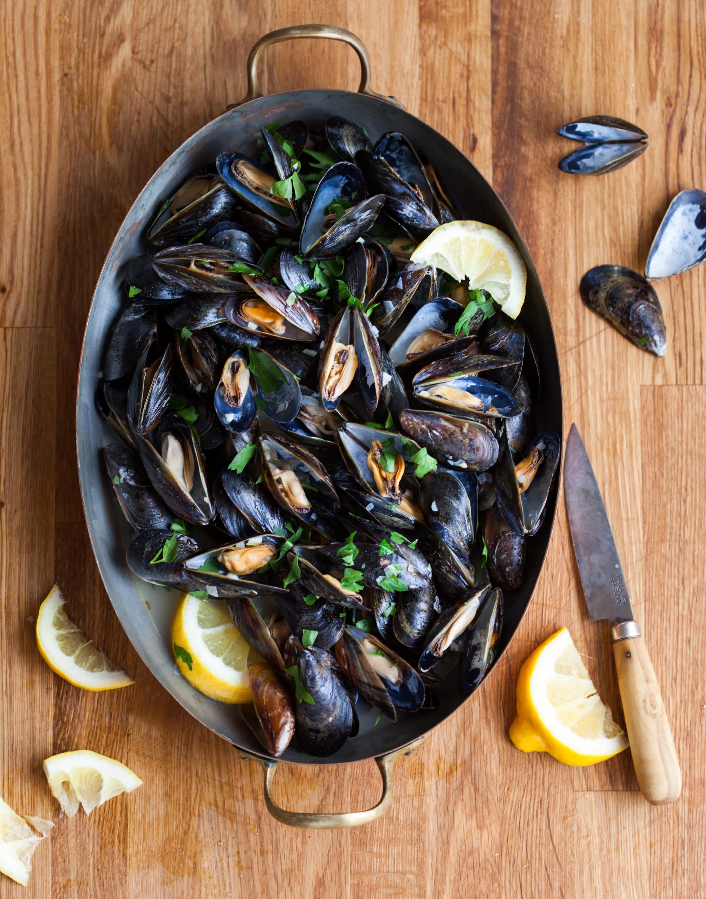 Small Mussels Chopping Board