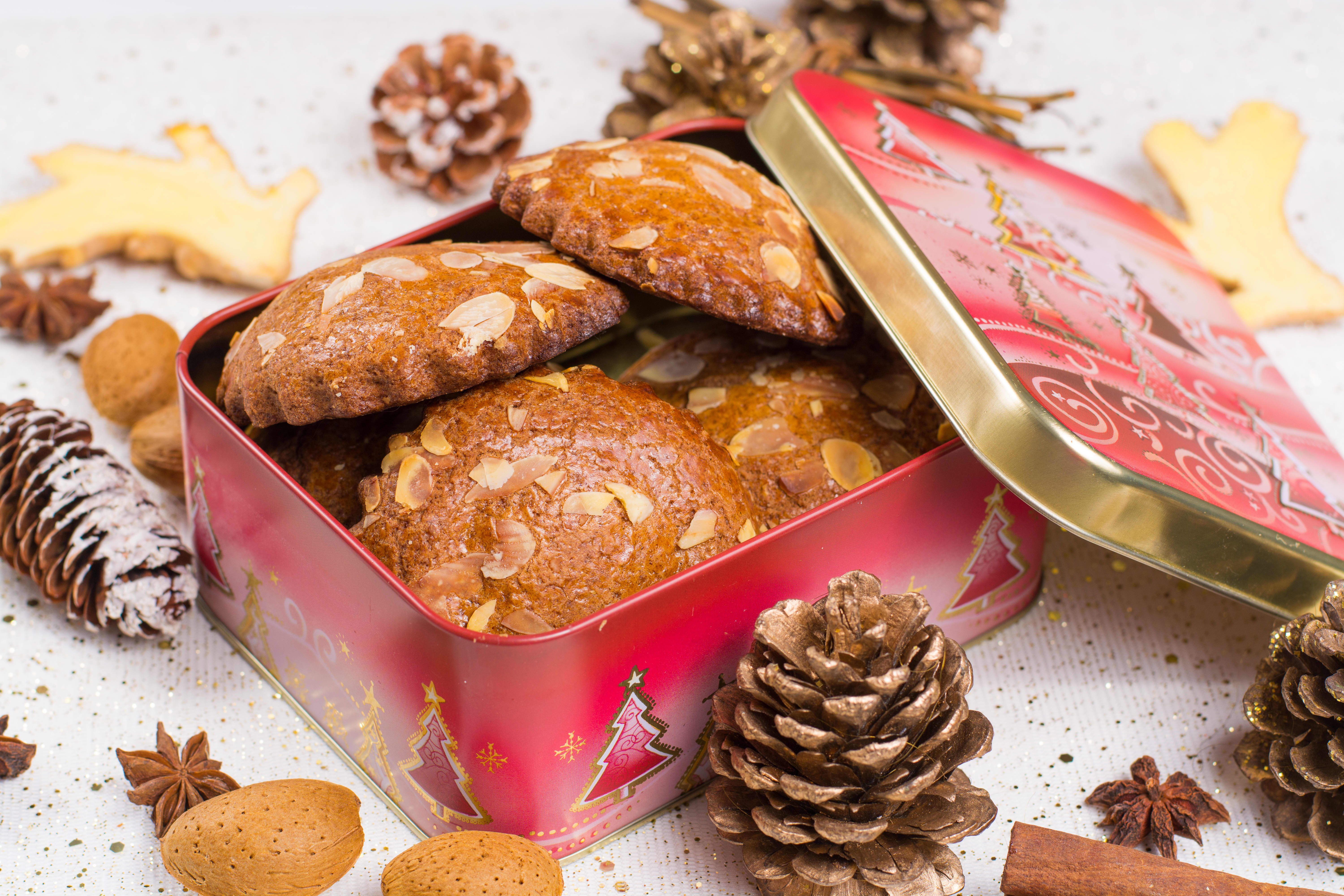 10 Christmas Cookie Tins Your Friends Will Want to Keep