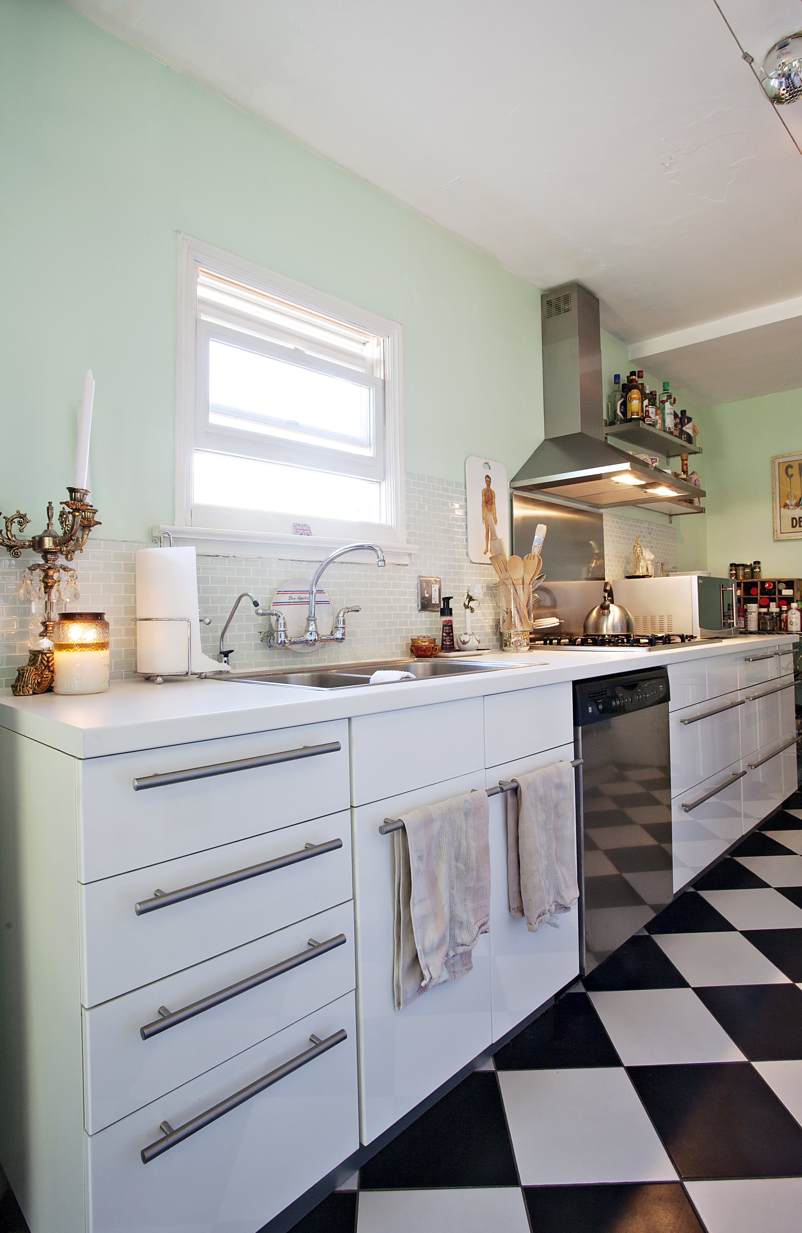 10 Kitchens With Cast Iron Pans on Display