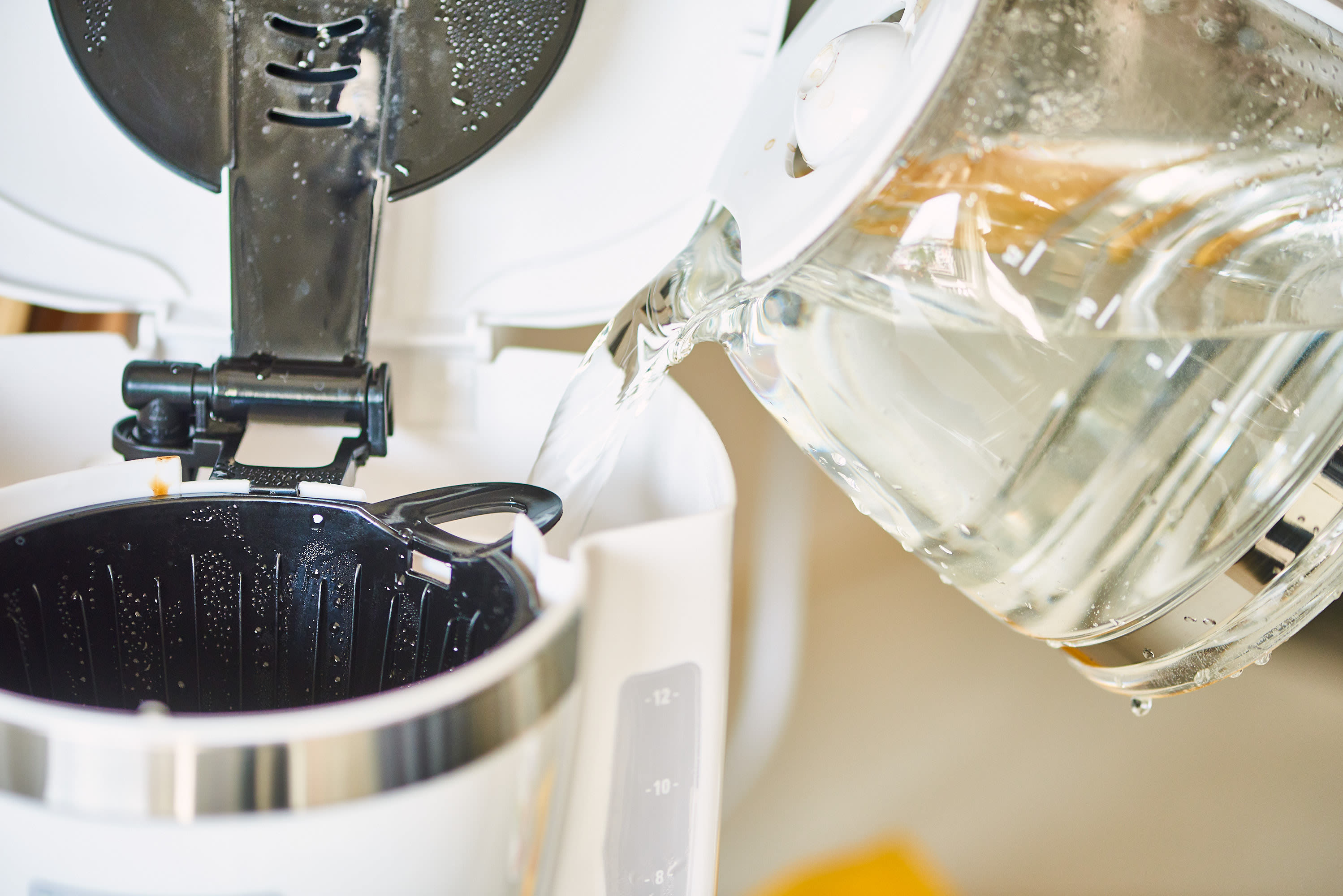 How to Clean a Coffee Maker With Vinegar