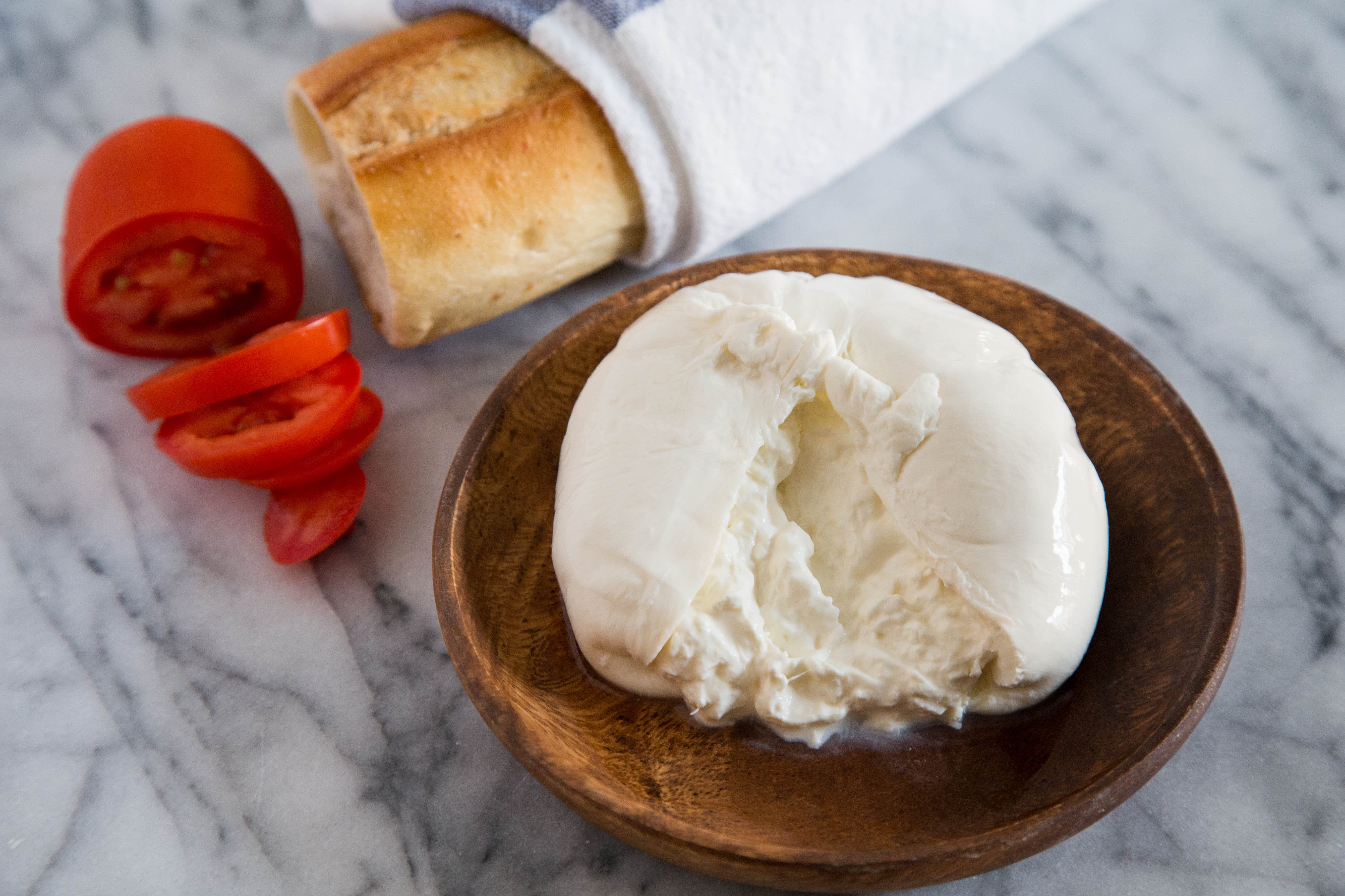 Mozzarella vs burrata : lequel de ces fromages est le plus sain