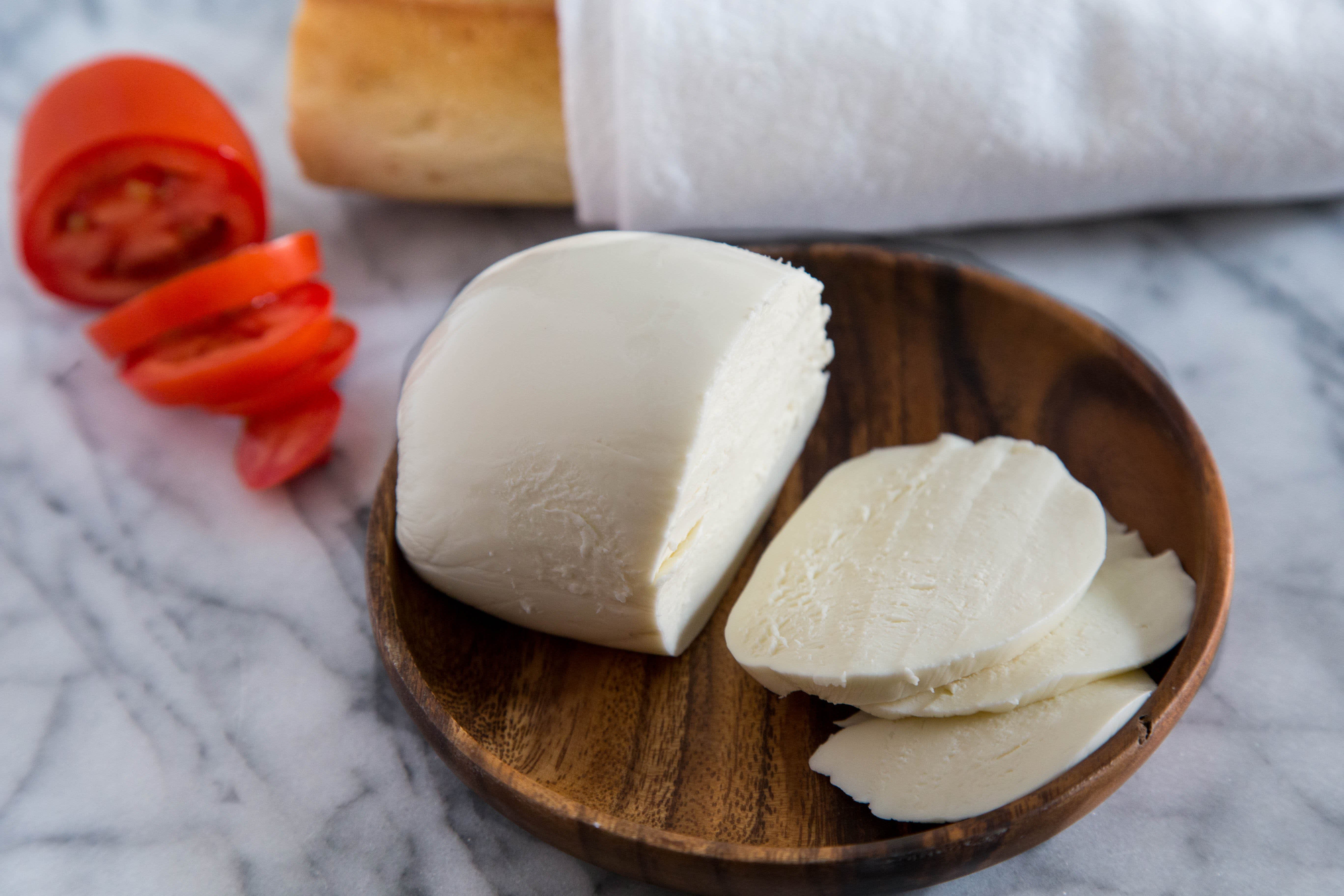 Mozzarella vs burrata : lequel de ces fromages est le plus sain