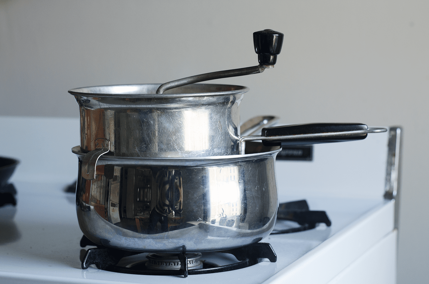 Why It Pays To Brush Up On The History Of Vintage Cookware Before Buying