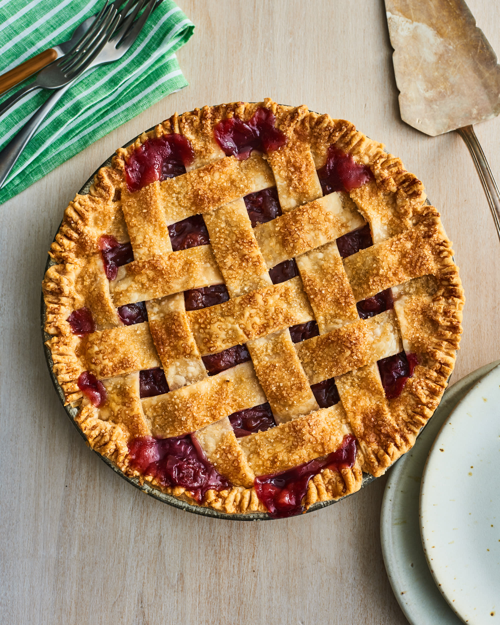 She making a pie. Пирог домашний. Пирог круглый. Пирог с вишней. Пирог с вишней Эстетика.