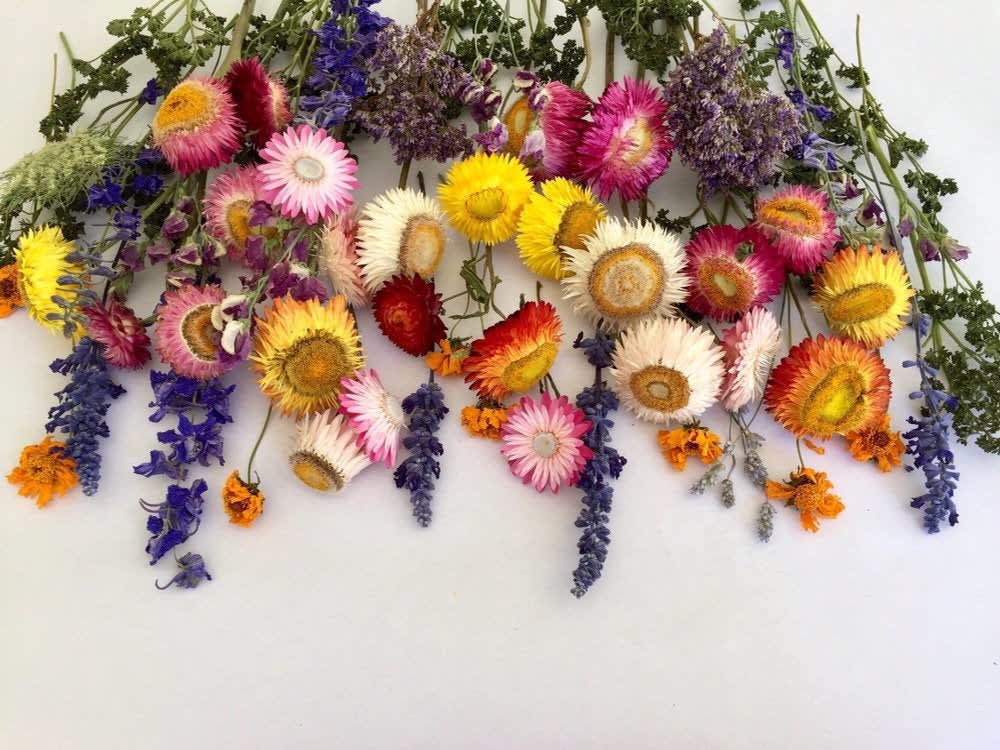 How to Dry Flowers, Plus Dried Flower Décor Ideas for Fall