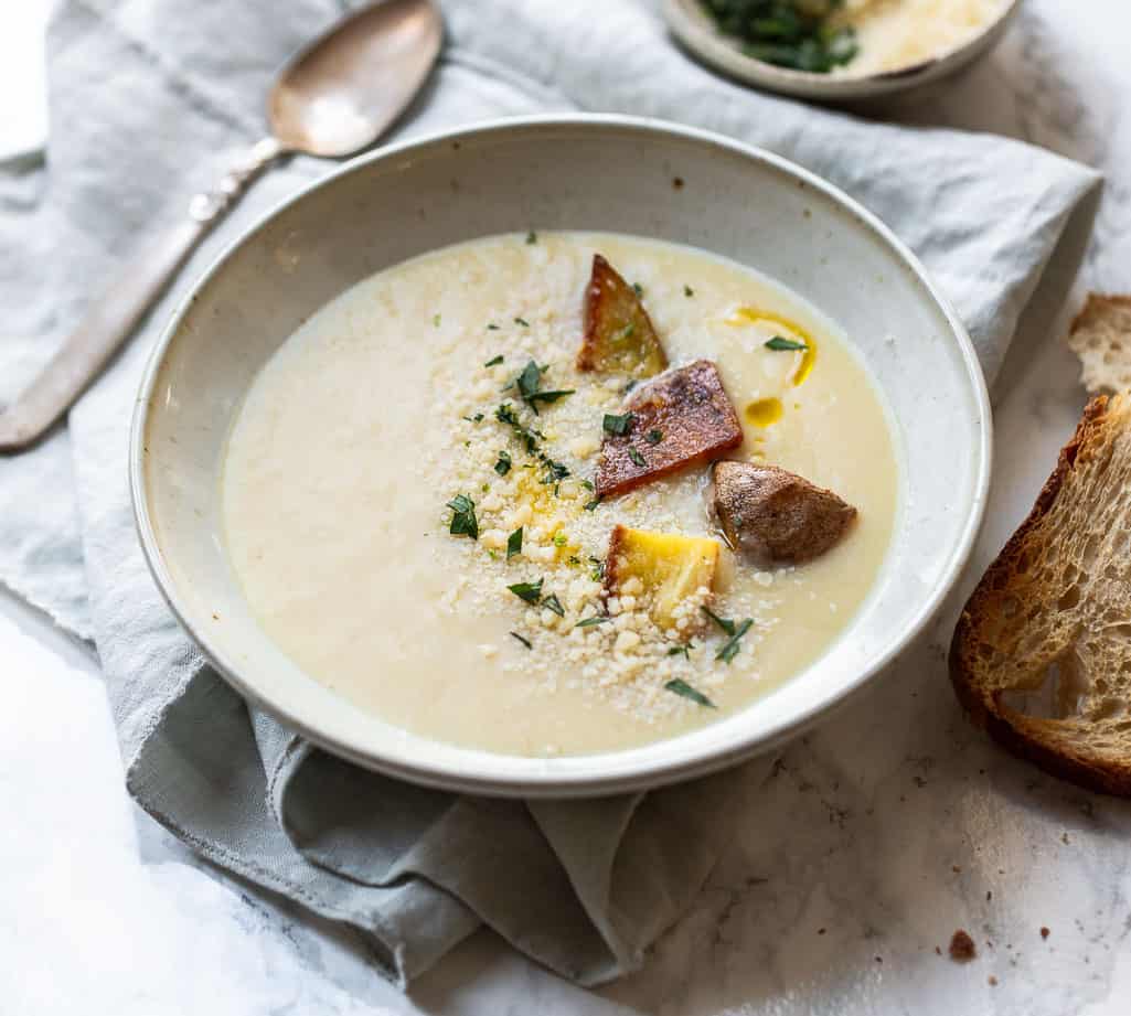 https://cdn.apartmenttherapy.info/image/upload/v1561556492/k/Edit/2019-06-Garlic-Lovers-Recipe-Roundup/roasted_garlic_and_potato_soup.jpg