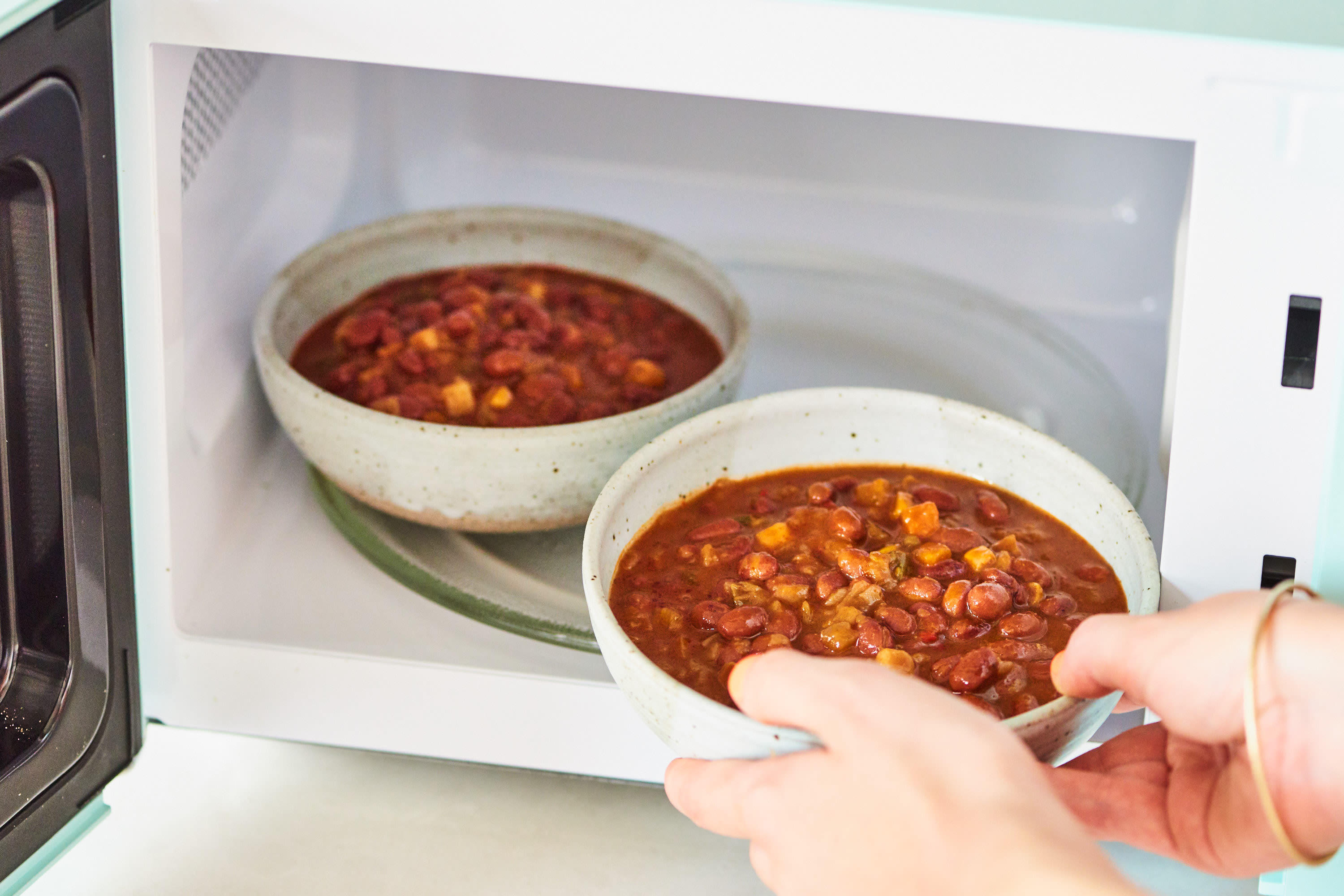 This hack lets you microwave two bowls at once - Reviewed