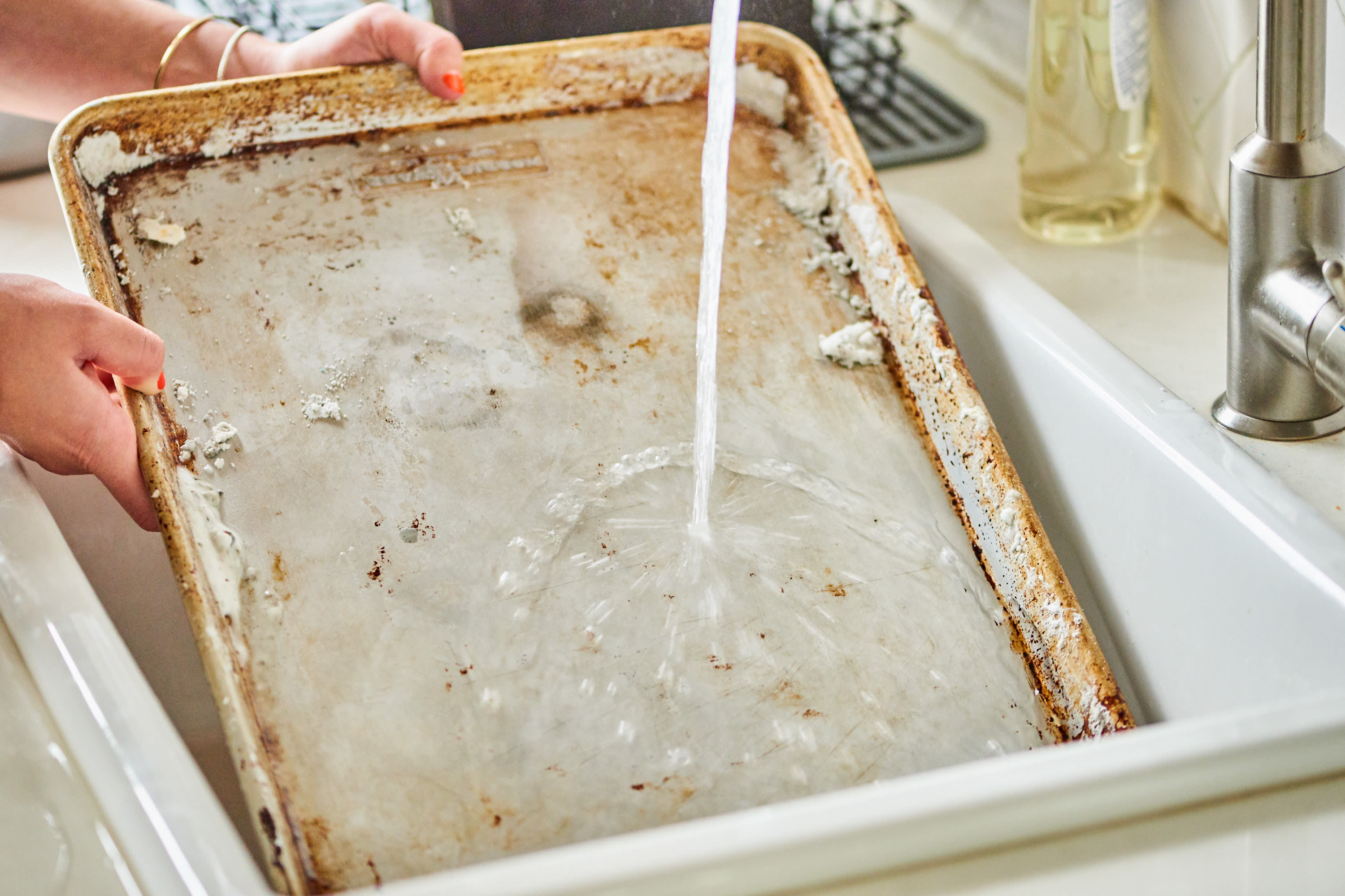 5 Ways to Clean a Stained Baking Sheet 2023