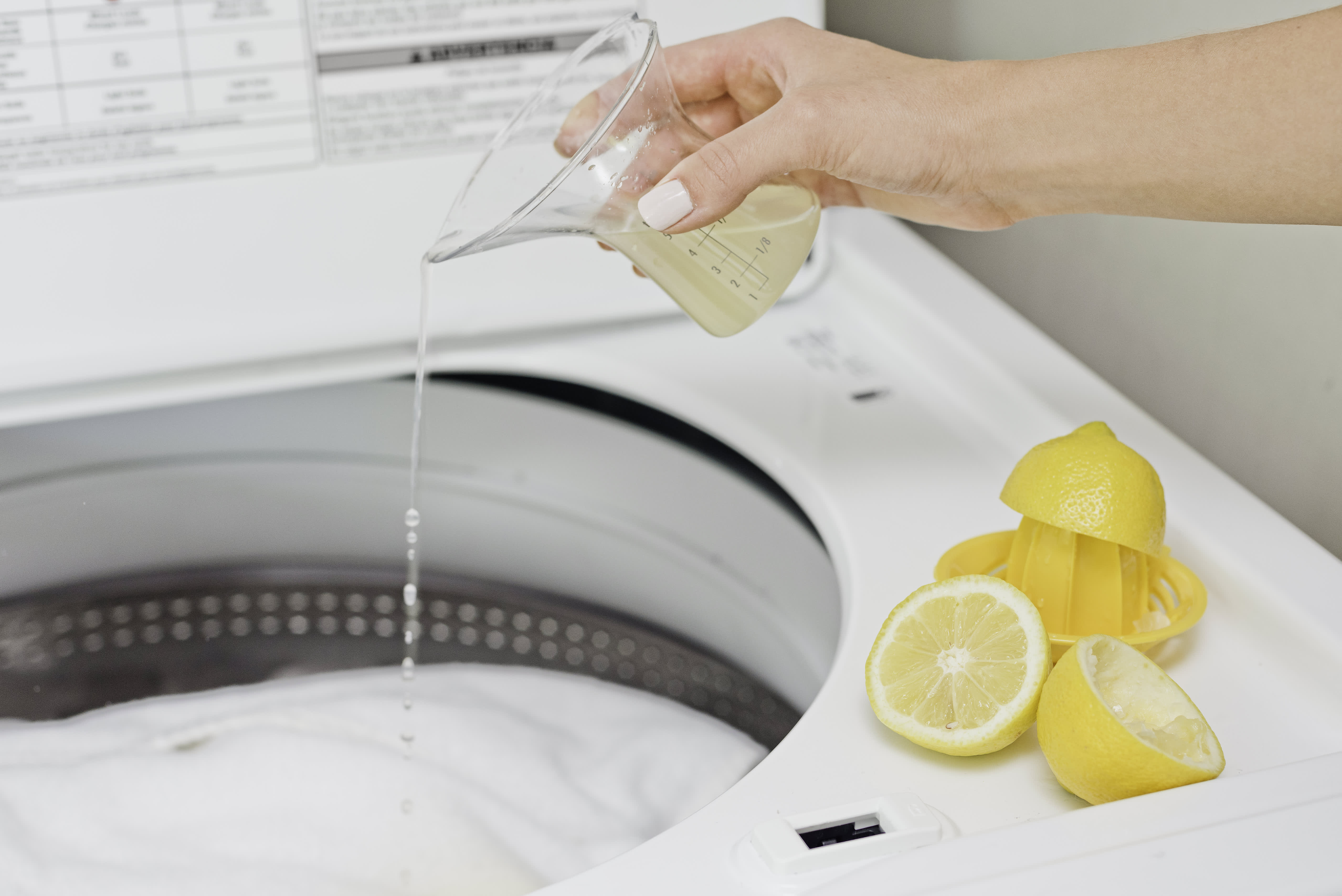 Почистить стиралку лимонной. Лайфхак для стиральной машины. Лимонная кислота в стиральную машинку. Чистка стиральной машины лимонной кислотой. Отбеливание вещей лимонной кислотой.