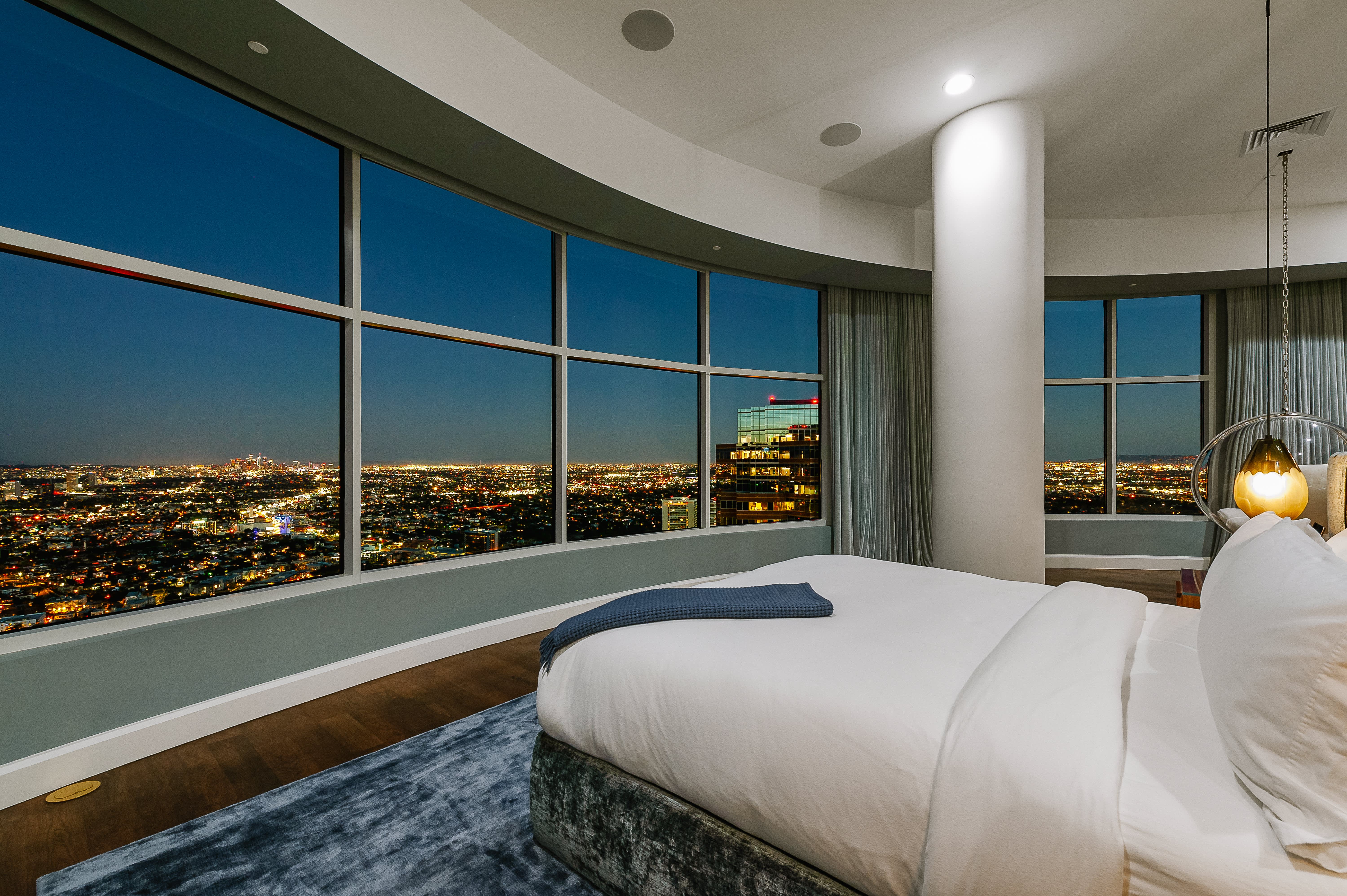 アウトドア 登山用品 Matthew Perry LA Penthouse Photos | Apartment Therapy