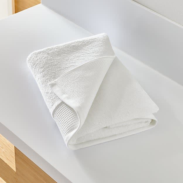 https://cdn.apartmenttherapy.info/image/upload/v1565889495/gen-workflow/product-listing/cratetowels.jpg