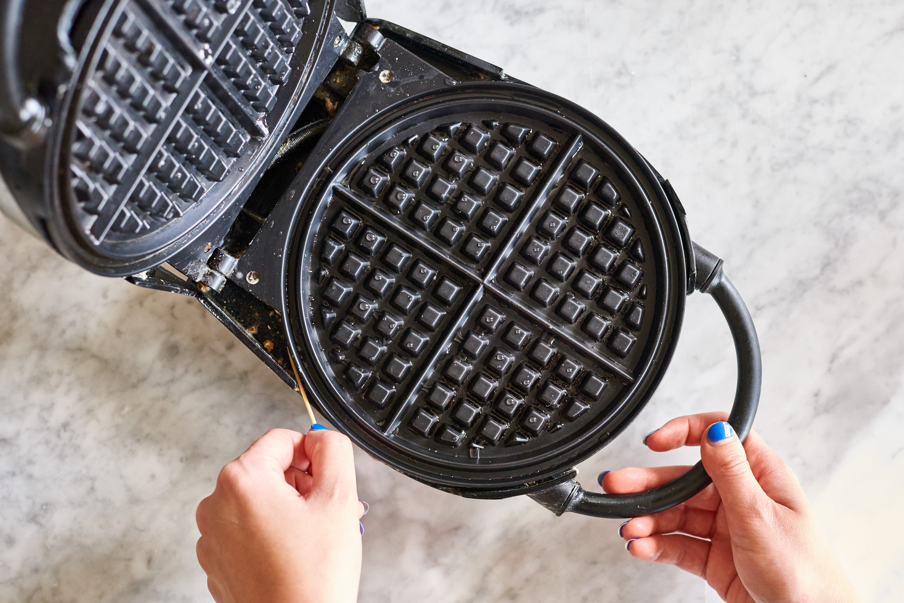 https://cdn.apartmenttherapy.info/image/upload/v1566580099/k/Photo/Lifestyle/2019-09-how-to-clean-a-waffle-iron/How-to-Clean-an-Impossibly-Gross-Waffle-Iron_064.jpg