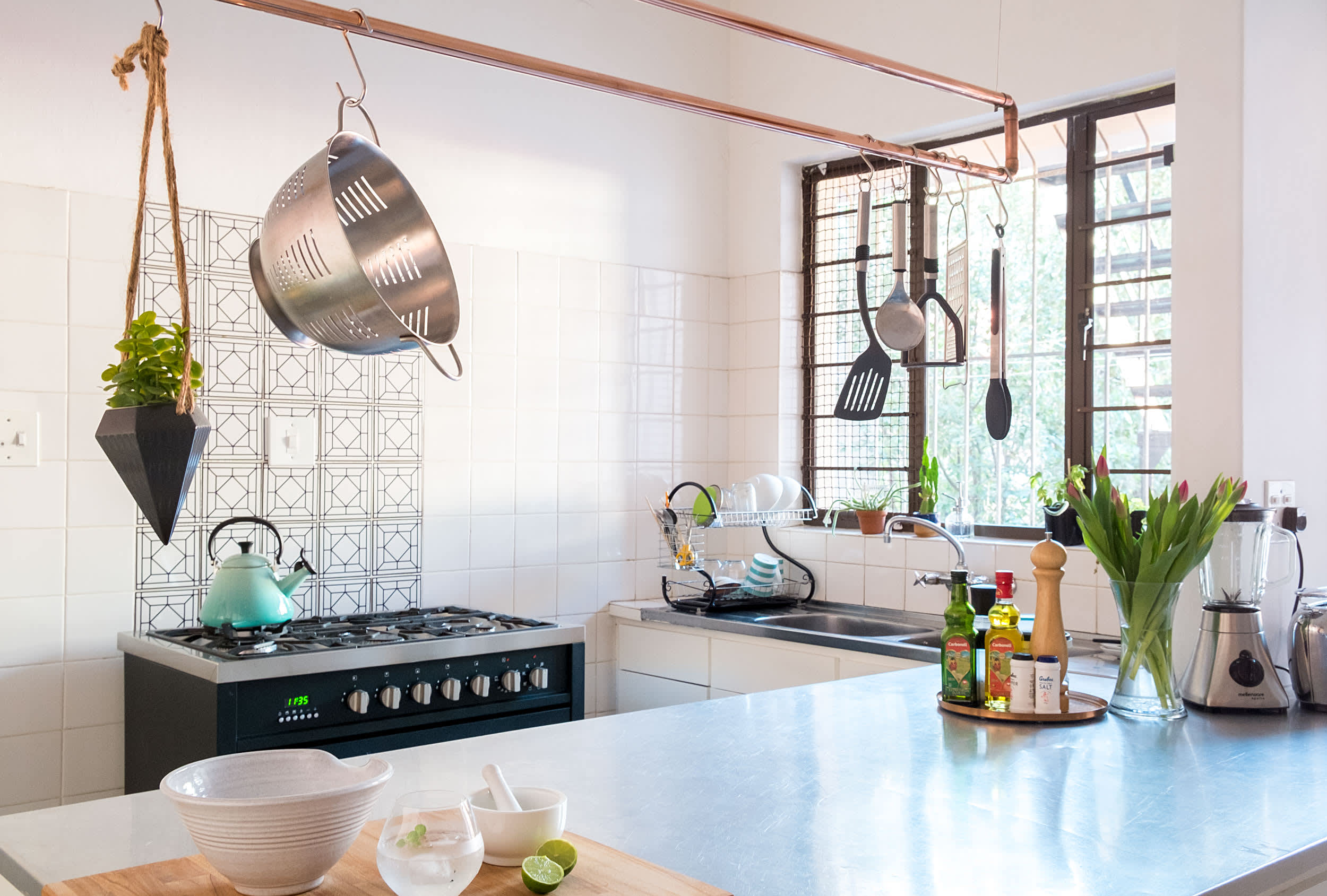 10 Inspiring Kitchens Organized with Glass Jars  Spring cleaning kitchen,  Kitchen inspirations, Diy kitchen