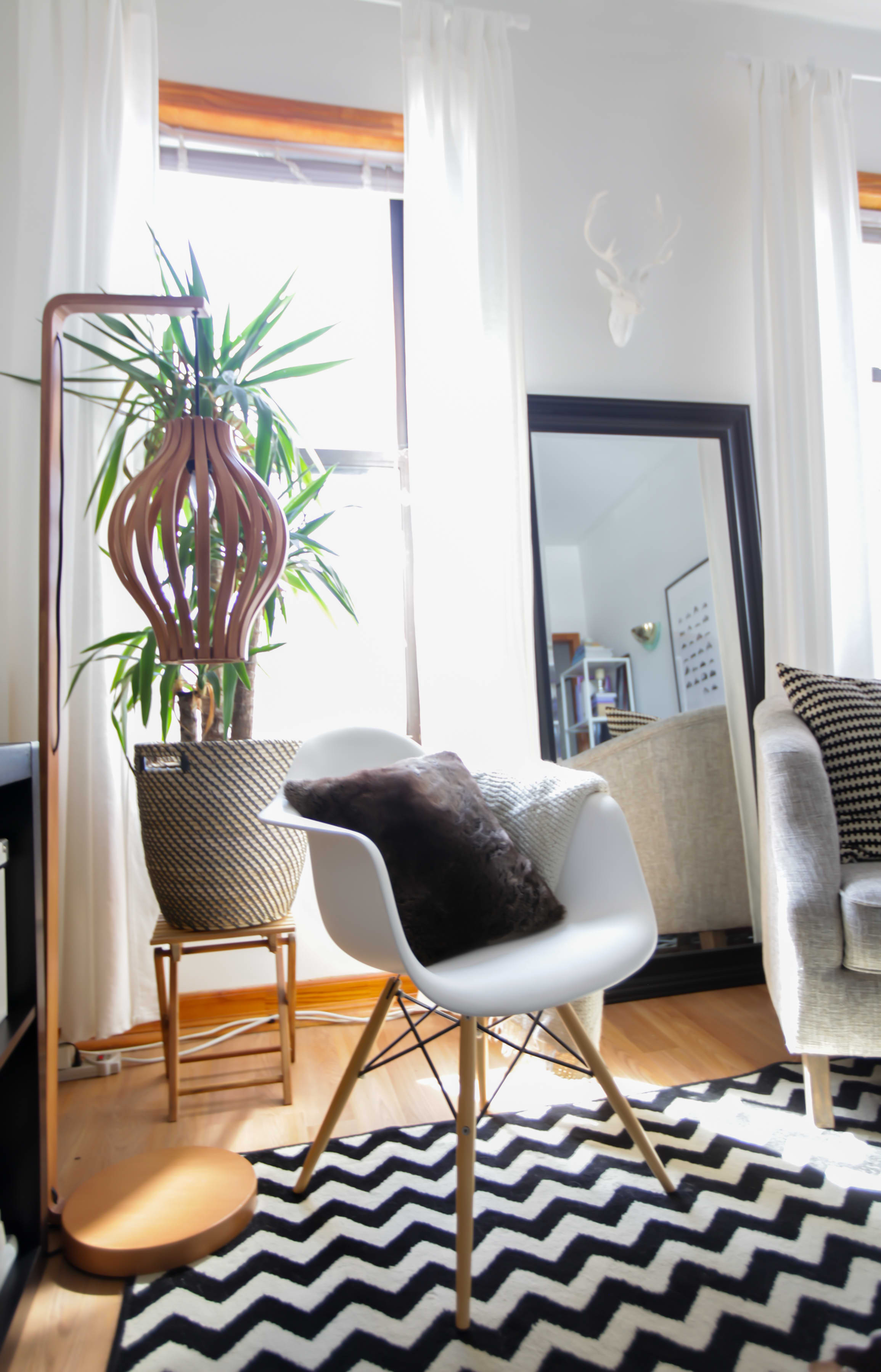 Brooklyn Home Tour A Modern Monochrome Nyc Rental Apartment