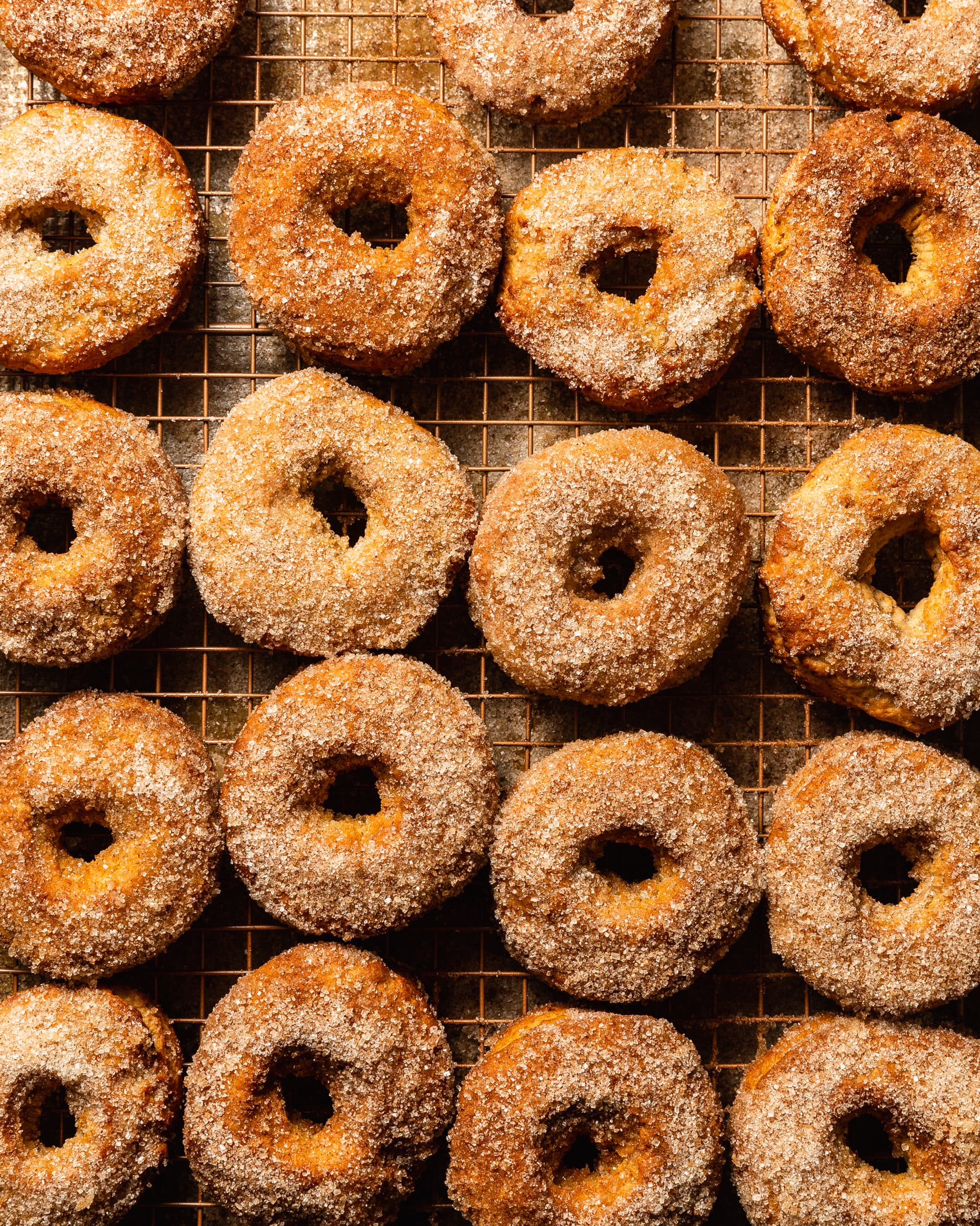 https://cdn.apartmenttherapy.info/image/upload/v1570721533/k/Photo/Recipes/2019-10-recipe-instant-pot-apple-cider-donuts/AppleCiderDonutsOption9.jpg