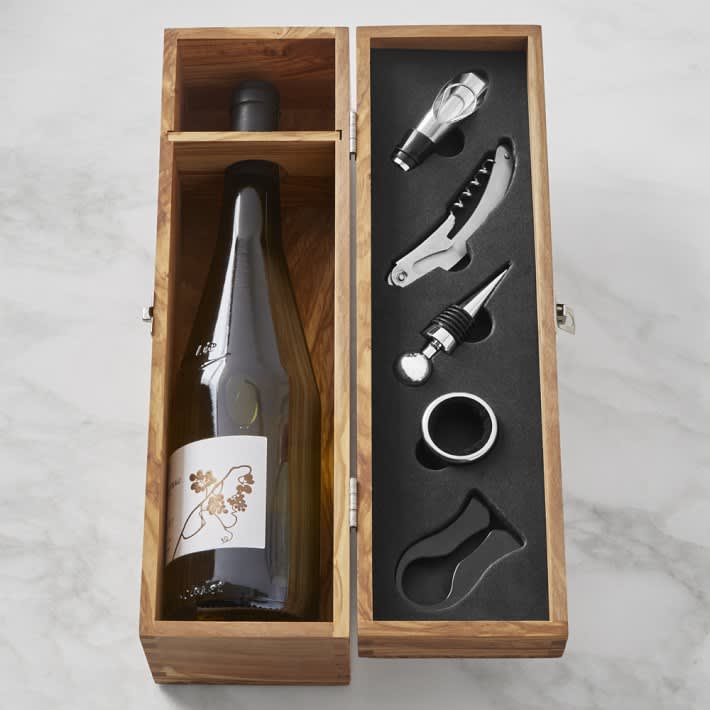 https://cdn.apartmenttherapy.info/image/upload/v1574783740/k/Edit/2019-12-Gift-Guide-Costco-Obsessed/olivewood_wine_set.jpg