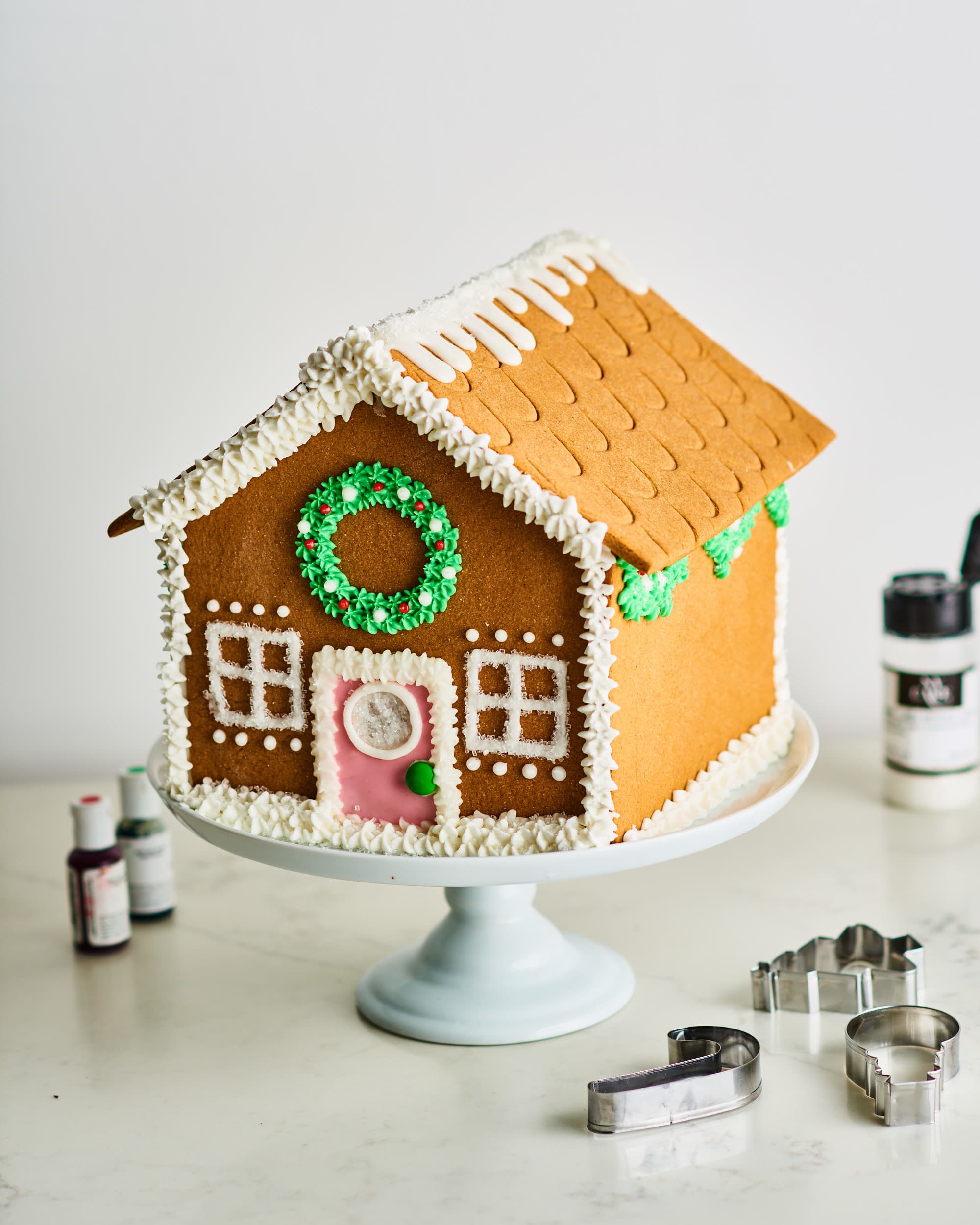 https://cdn.apartmenttherapy.info/image/upload/v1575320961/k/Photo/Recipes/2019-12-HT-Easiest-Gingerbread-House/HT-Easiest-Gingerbread-House_076.jpg