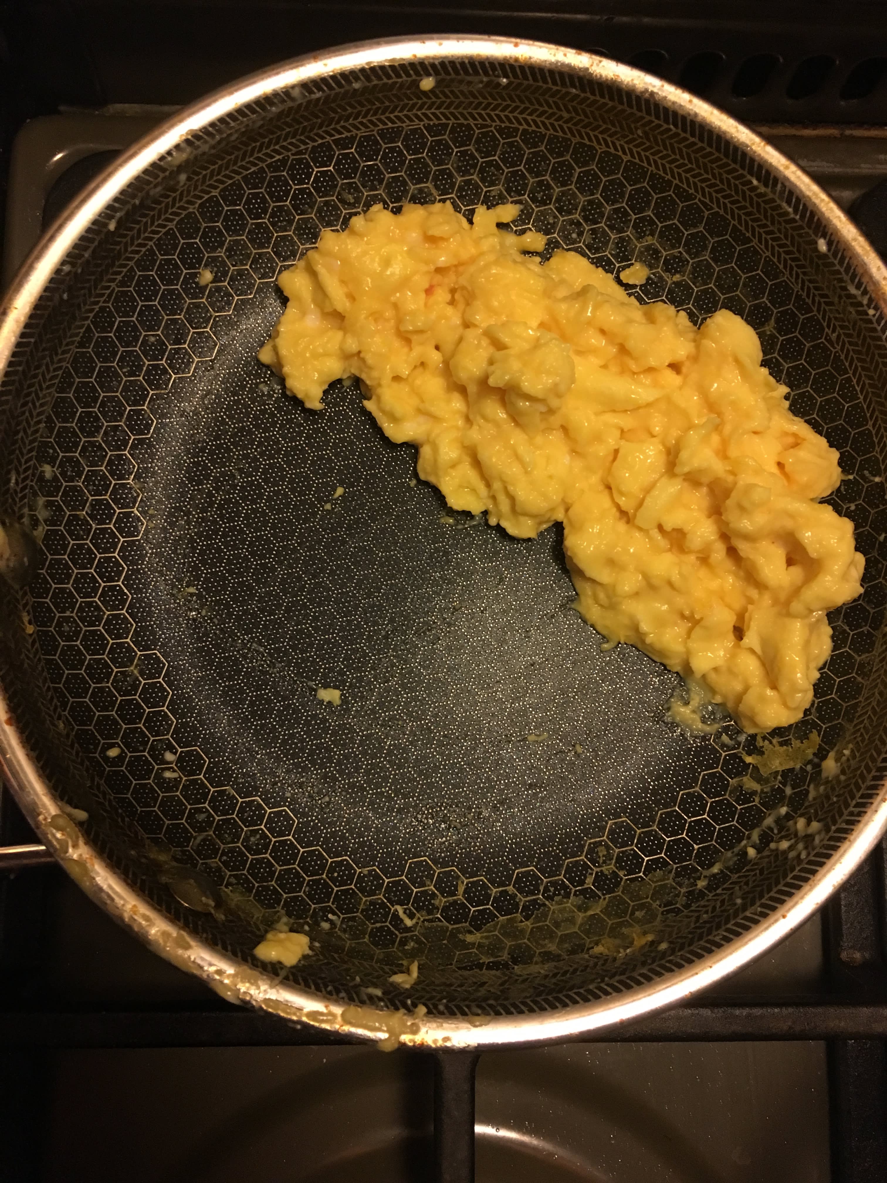 https://cdn.apartmenttherapy.info/image/upload/v1576510352/k/Edit/2020-01-Nonstick-Hybrid-Pans/scrambled-eggs-3-kelly-vaughan.jpg