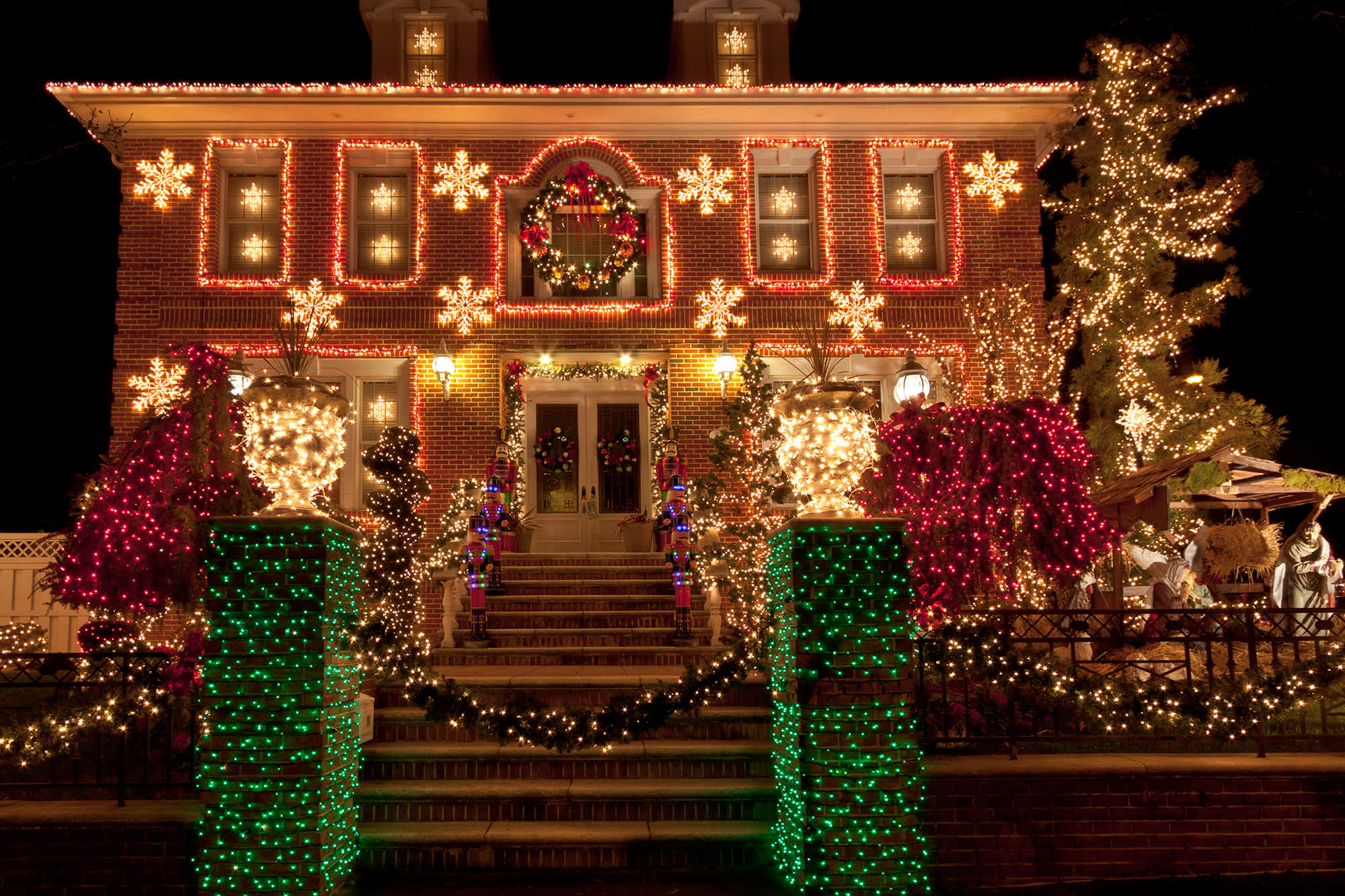 Here's What it's Like to Live Next to a House with  Tourist-Destination-Level Christmas Decor