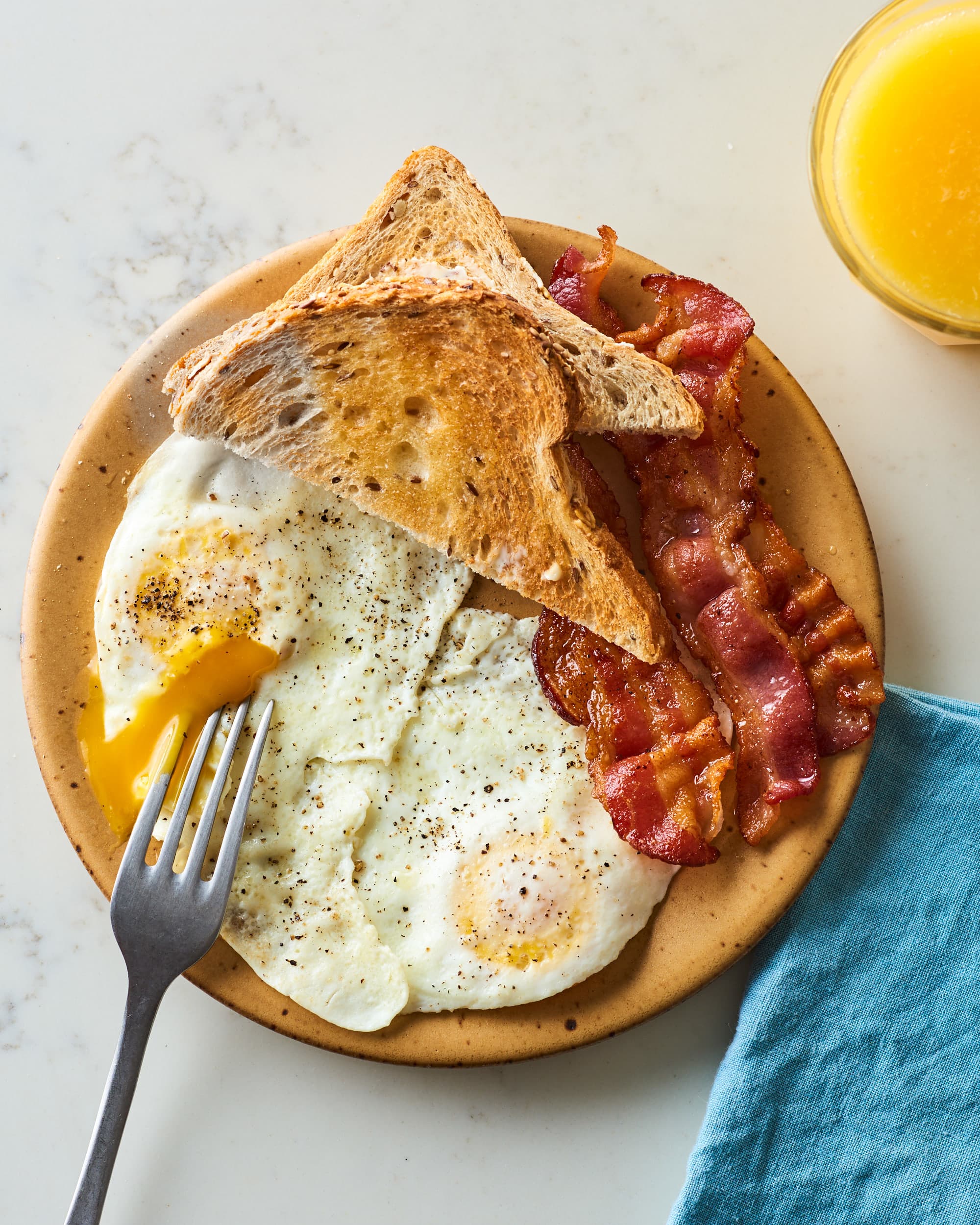 https://cdn.apartmenttherapy.info/image/upload/v1577132645/k/Photo/Recipes/2020-01-How-to-Make-a-Perfect-Over-Easy-Egg/How-to-Make-a-Perfect-Over-Easy-Egg_028.jpg