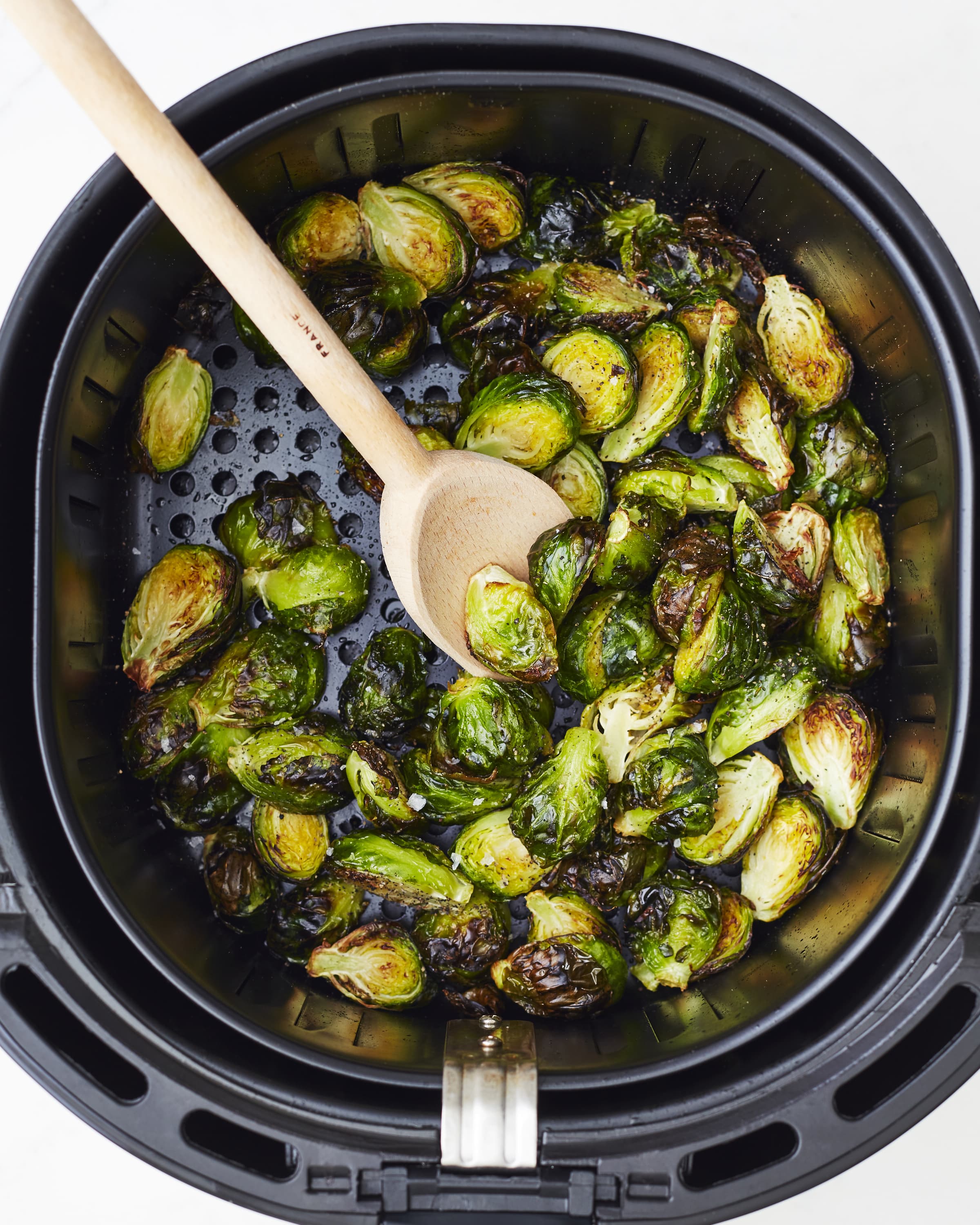 https://cdn.apartmenttherapy.info/image/upload/v1582834799/k/Photo/Recipes/2020-03-Air-Fryer-Brussels-Sprouts/2020_everydayfood_airfryer_brusselssprouts1_090.jpg
