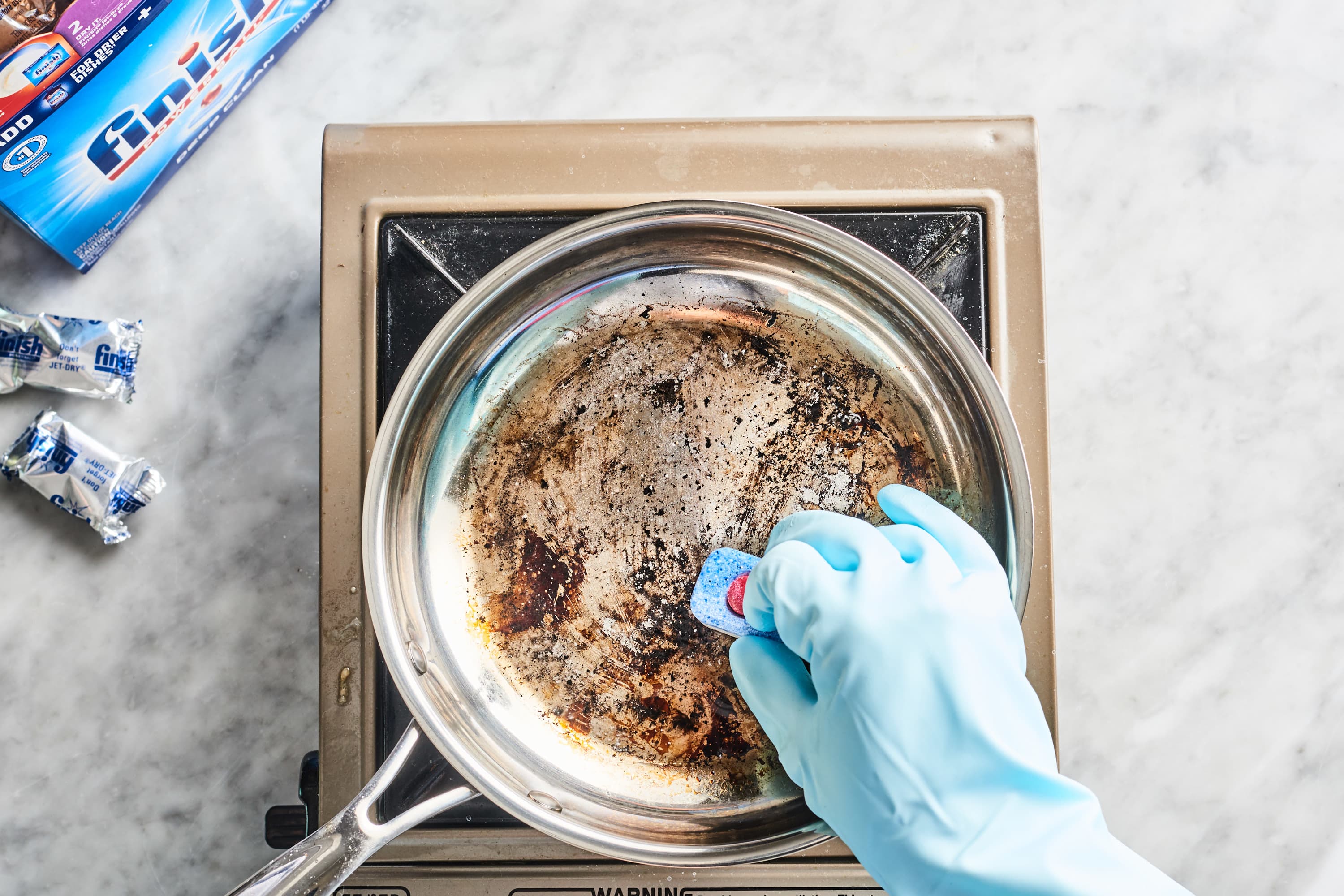 Use Vinegar and Baking Soday to Clean Burnt Pans - Mom 4 Real