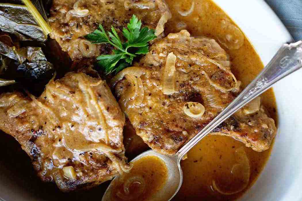 https://cdn.apartmenttherapy.info/image/upload/v1583347858/k/Edit/Southern-Smothered-Pork-Chops-3.jpg