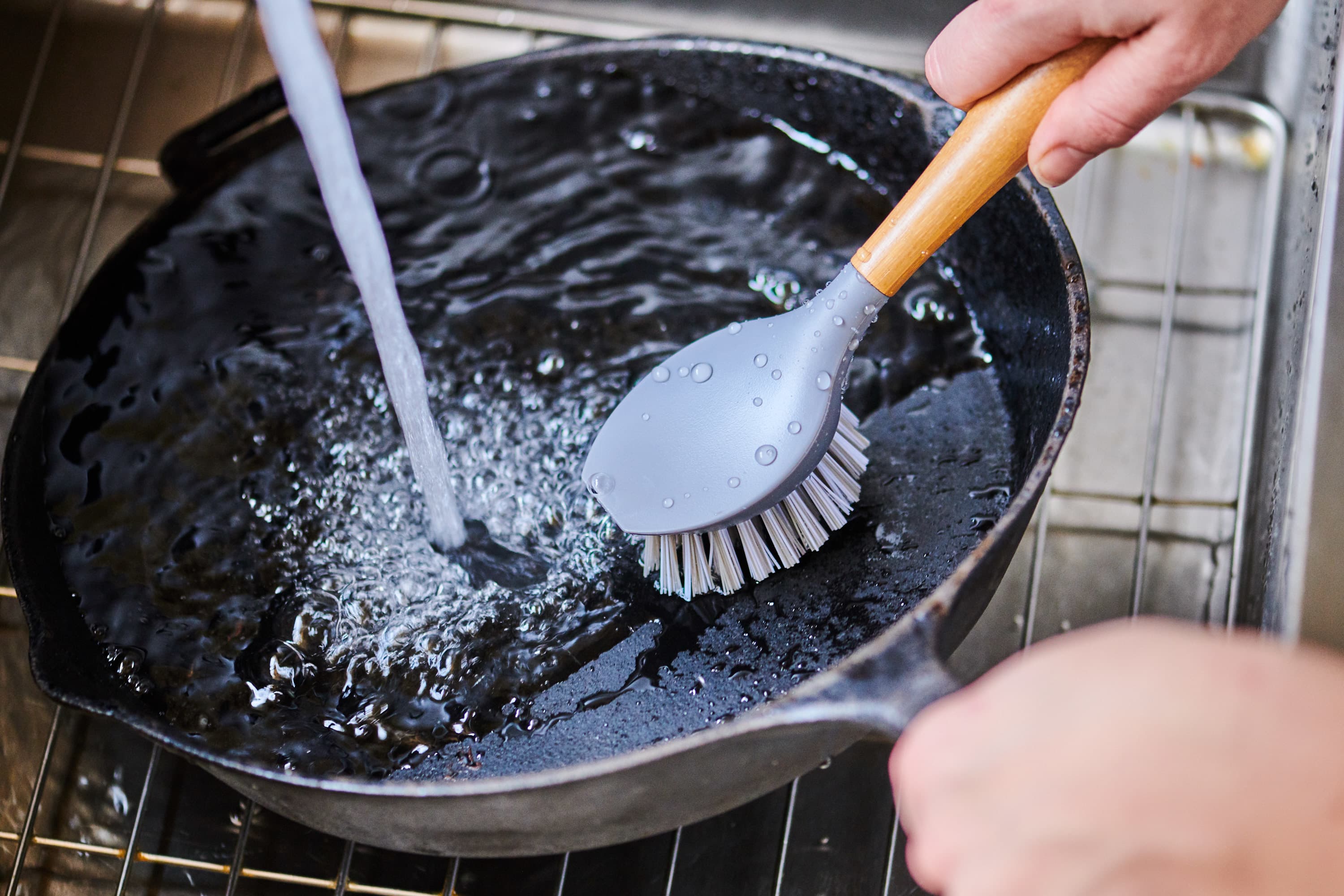 https://cdn.apartmenttherapy.info/image/upload/v1585258784/k/Photo/Lifestyle/2020-04-Amazon-Cast-Iron-Brush-Review/I-Bought-the-_8-Cast-Iron-Brush-That-Amazon-Shoppers-Are-Obsessed-With_Heres-How-I-Feel-About-It314.jpg