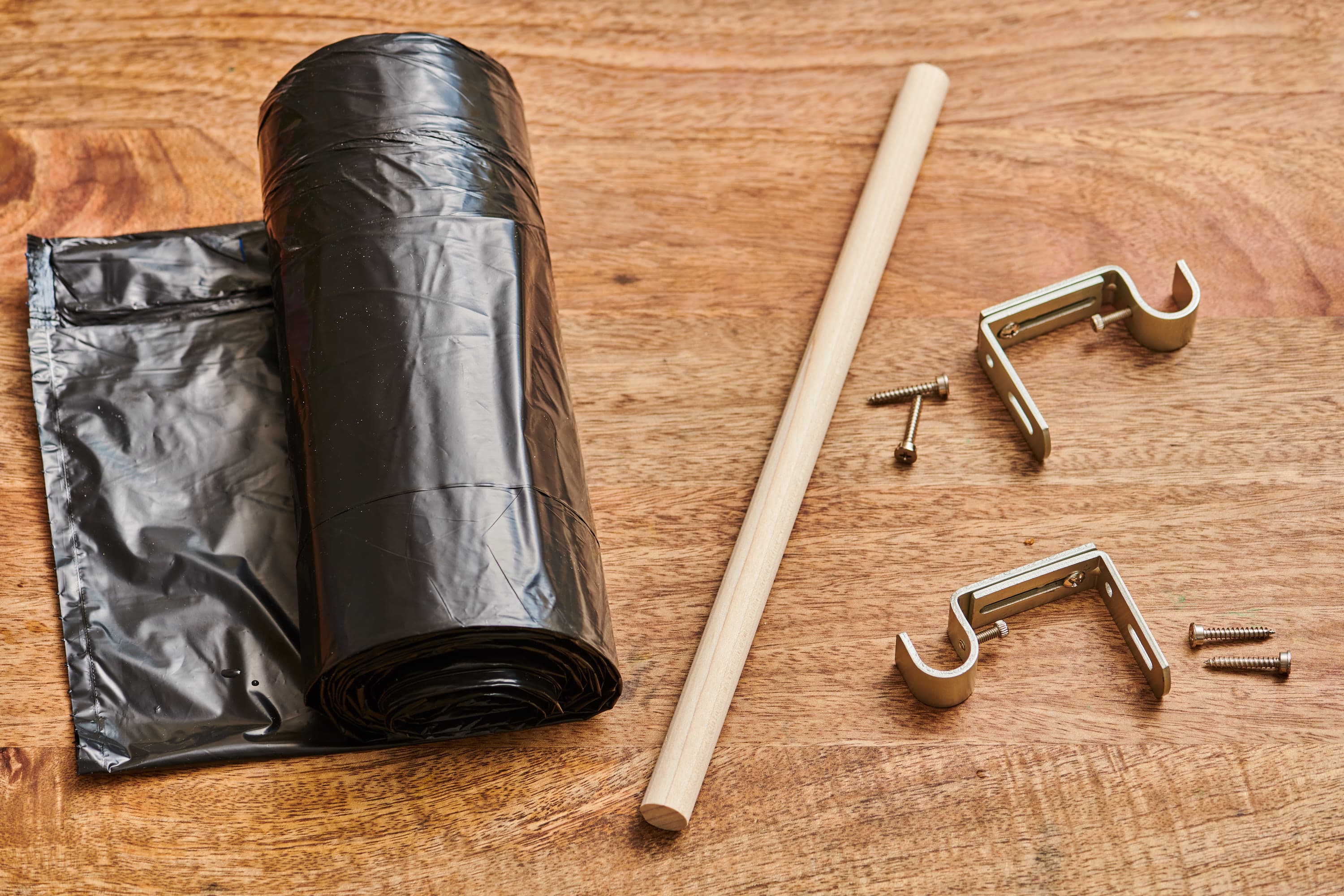 Leeds student builds bin bag dispenser to tackle Hyde Park litter - BBC News