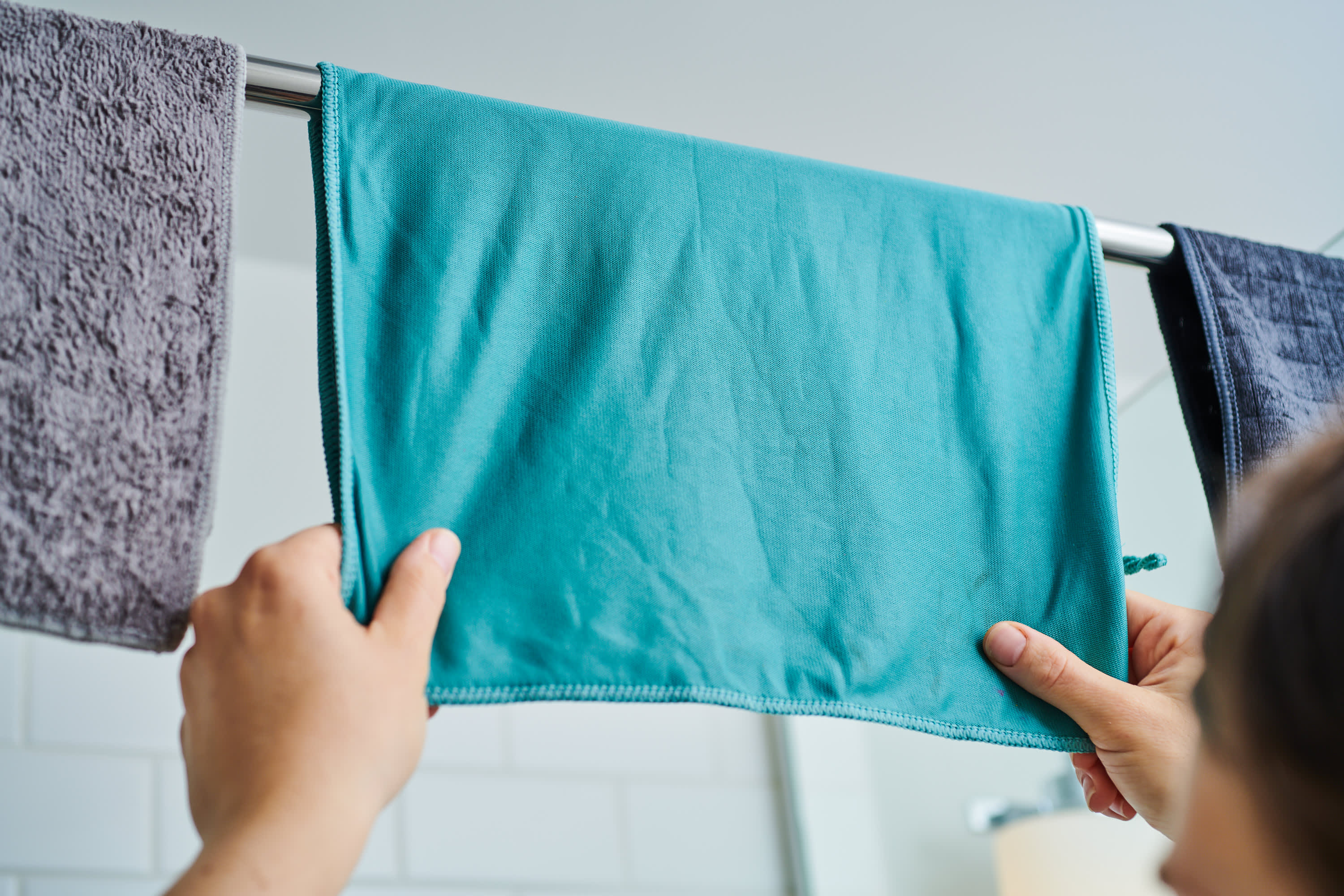 Как правильно стирать полотенца. Полотенце из микрофибры. Можно ли сушить тряпку из микрофибры. Как отстирать половую тряпку из микрофибры.