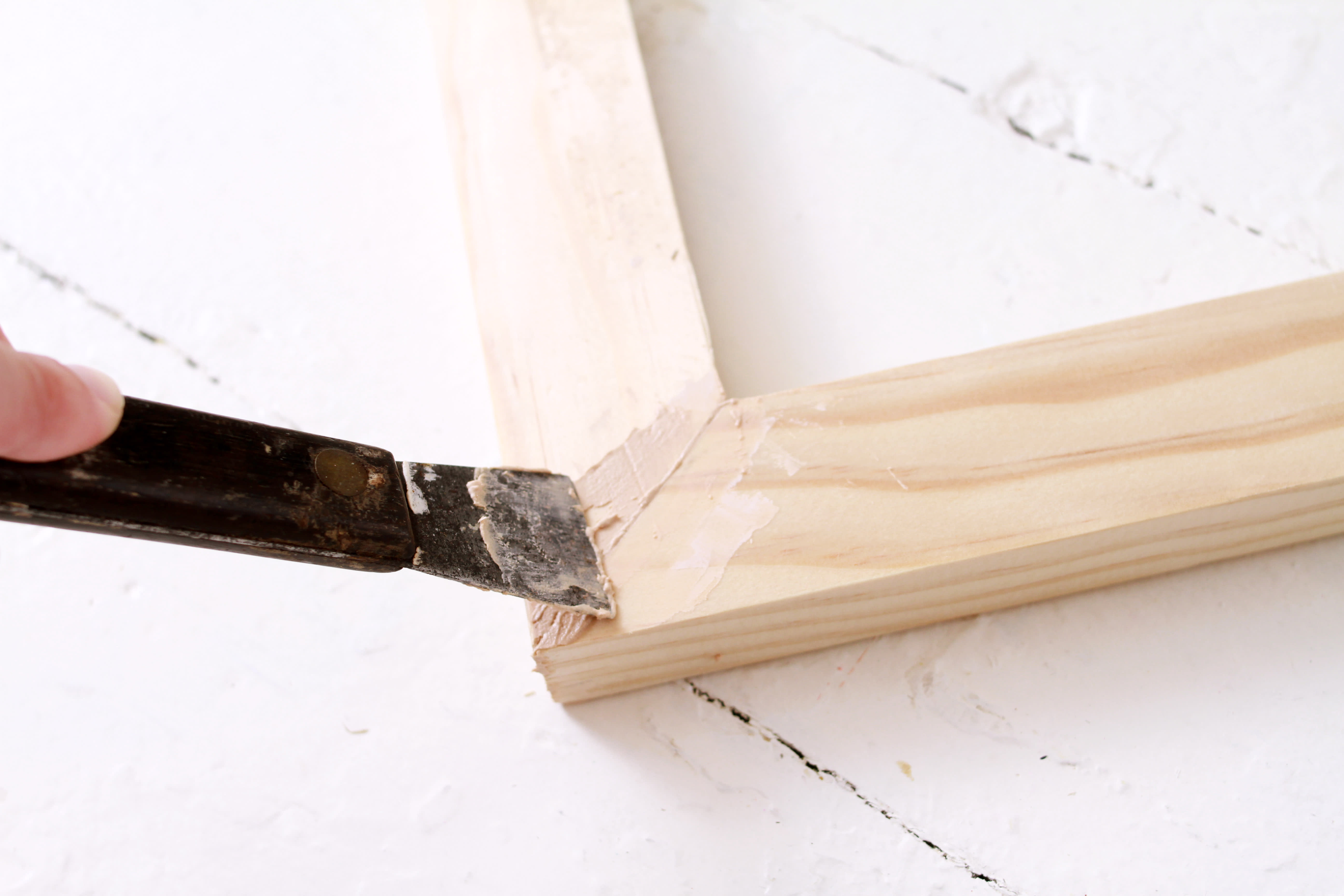 Create beautiful wooden picture frames with this simple 5-step