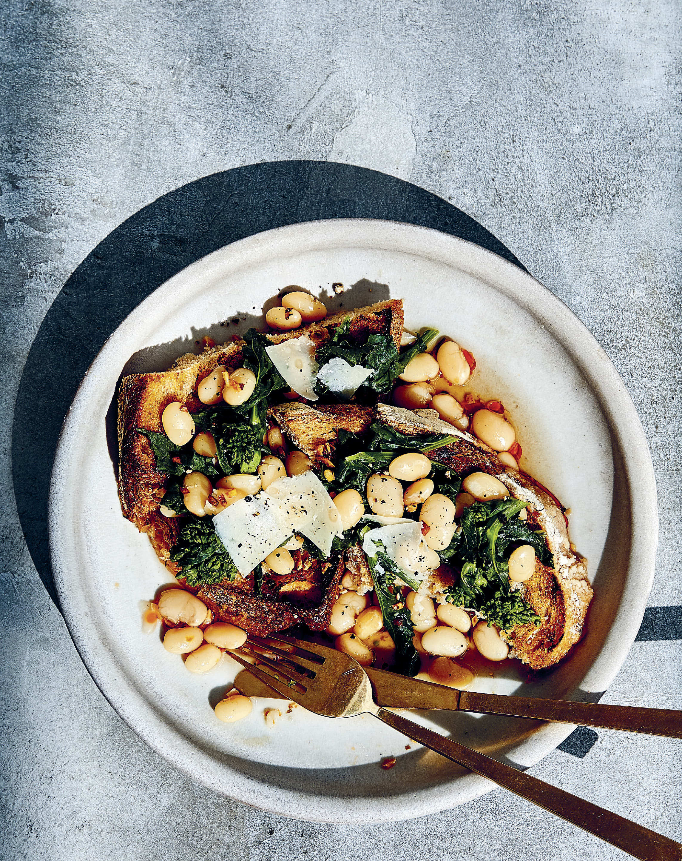 https://cdn.apartmenttherapy.info/image/upload/v1597161451/k/Edit/2020-09-Cool-Beans-Cookbook-Club/Cool_Beans_Garlicky_Great_Northern_Beans_and_Broccoli_Rabe_Over_Toast.jpg