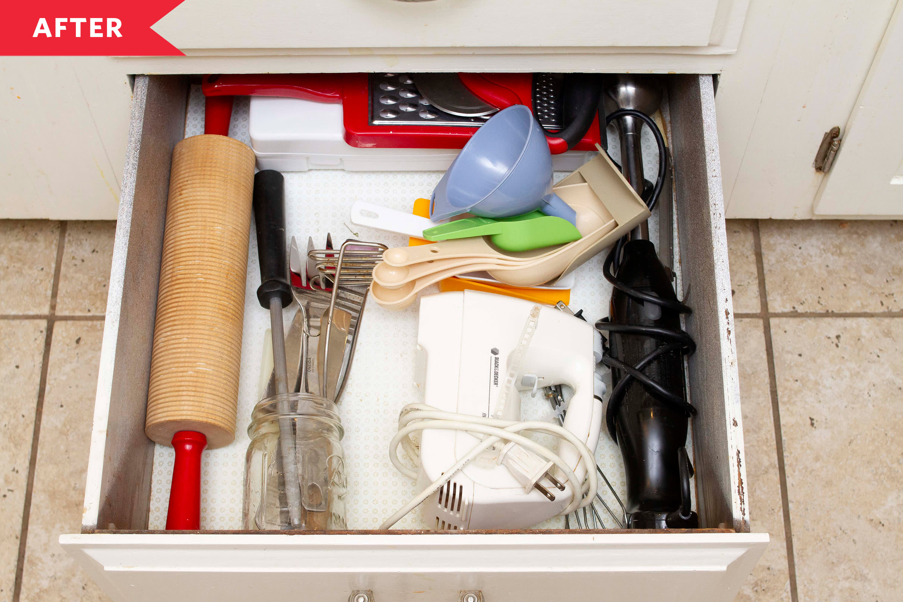 https://cdn.apartmenttherapy.info/image/upload/v1598466957/k/Edit/2020-08-Organizing-Parents-Kitchen/drawer-after-3.jpg