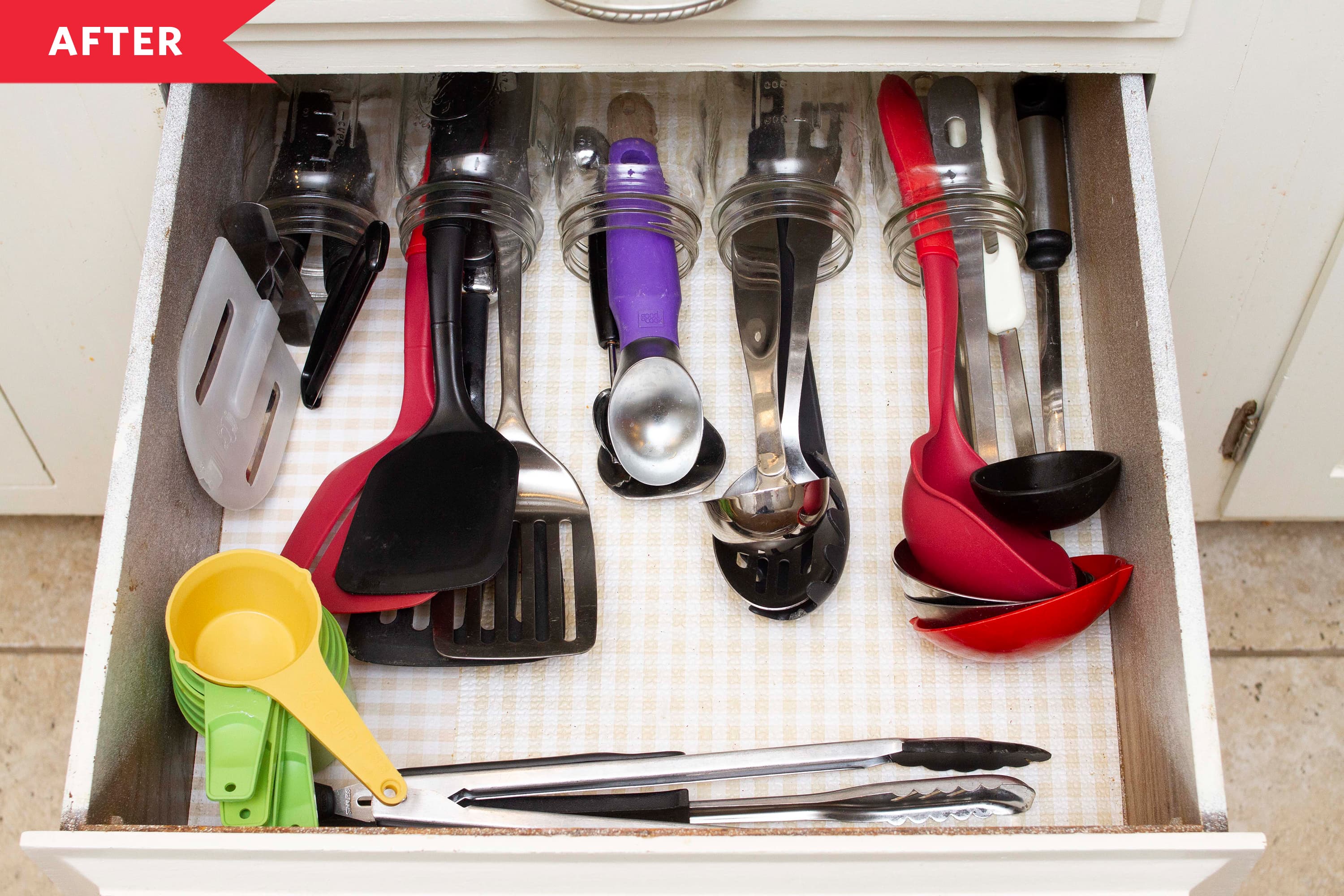 https://cdn.apartmenttherapy.info/image/upload/v1598466958/k/Edit/2020-08-Organizing-Parents-Kitchen/drawer-after-2.jpg