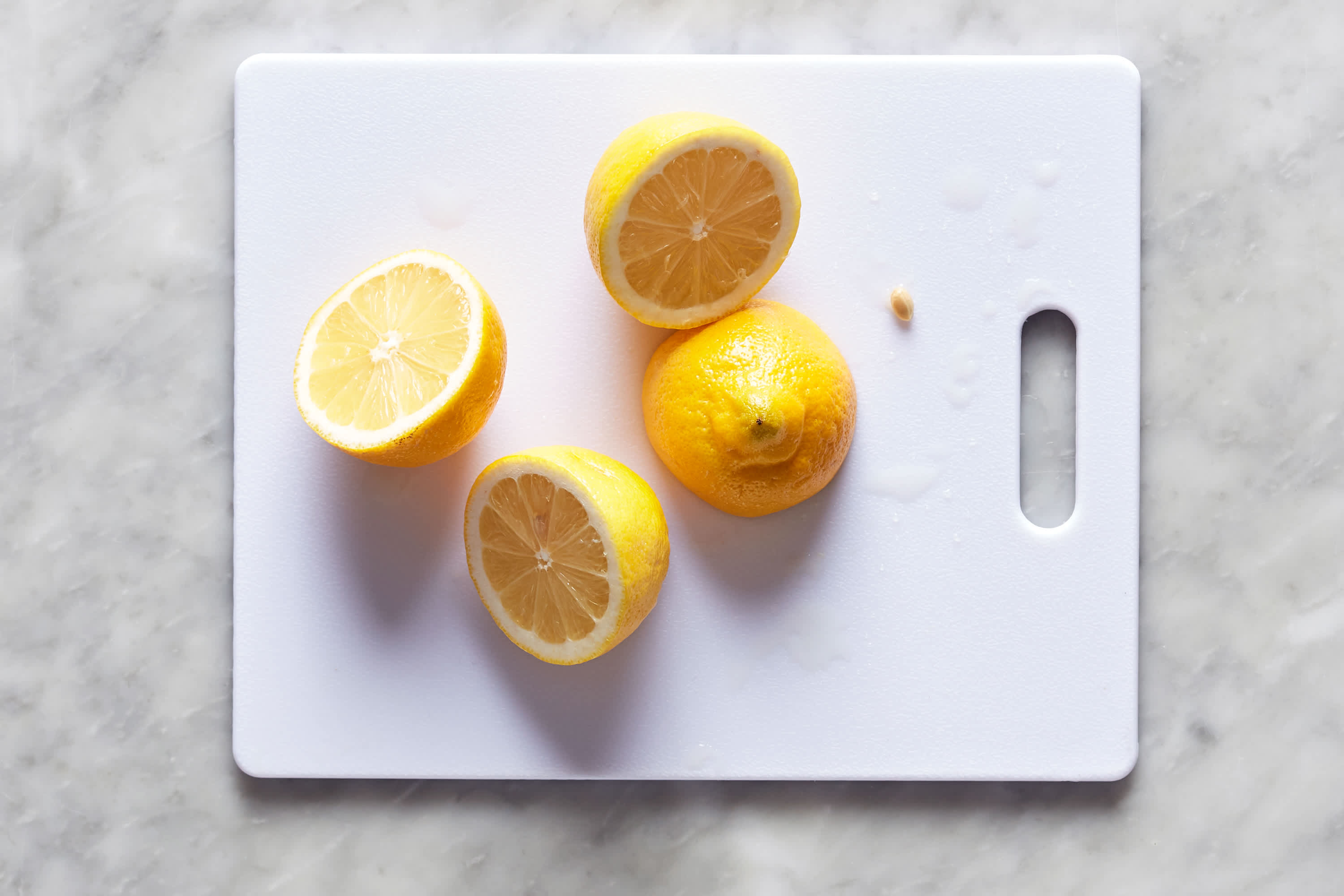 https://cdn.apartmenttherapy.info/image/upload/v1599666707/k/Photo/Lifestyle/2020-09-Cleaning-Showdown-Plastic-Cutting-Boards/Method-3-halved-lemons%20/2020_showdown_cleancuttingboard_method3shot1_261.jpg