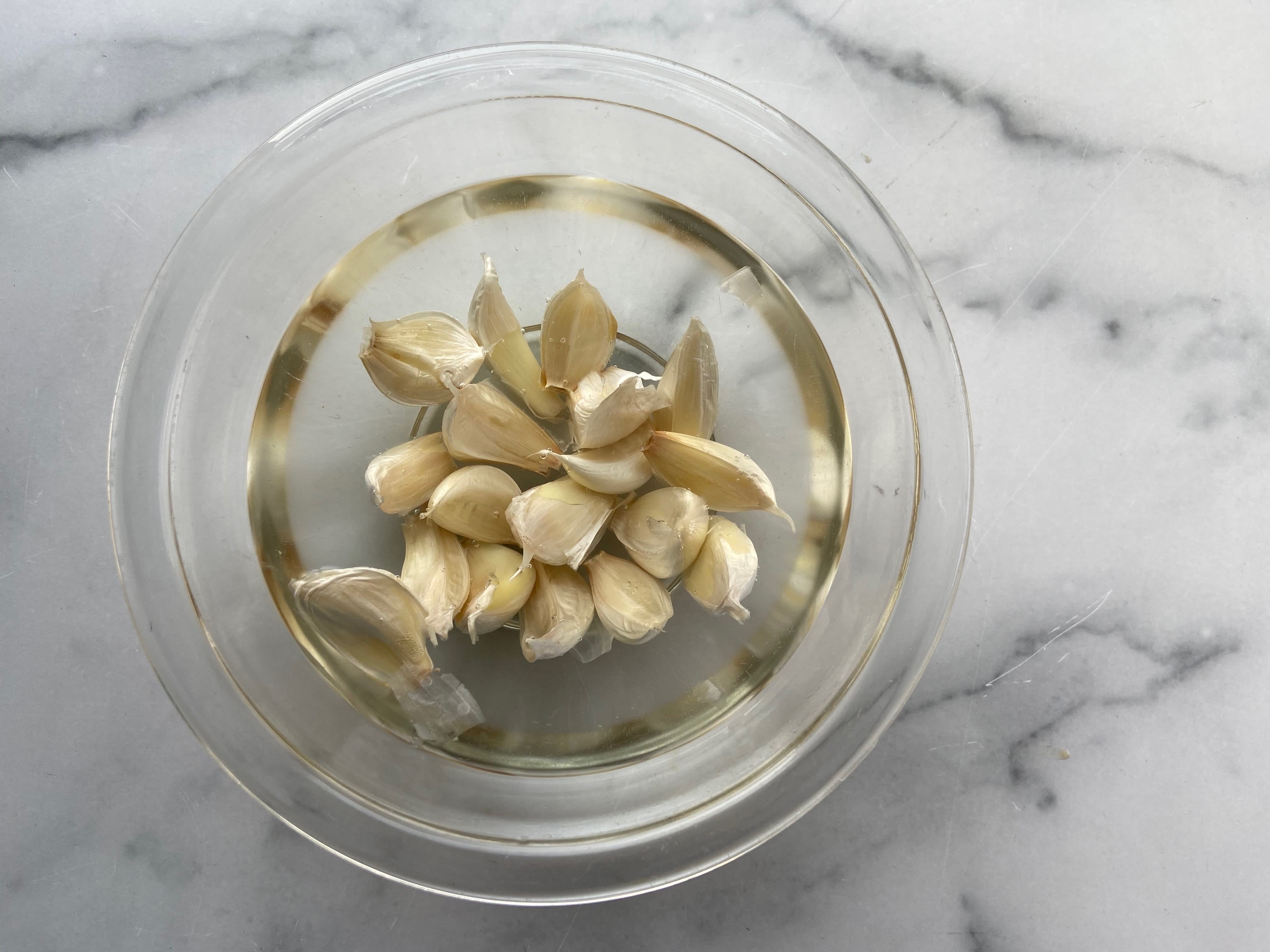 How To Peel Garlic (3 Fast & Easy Methods) 