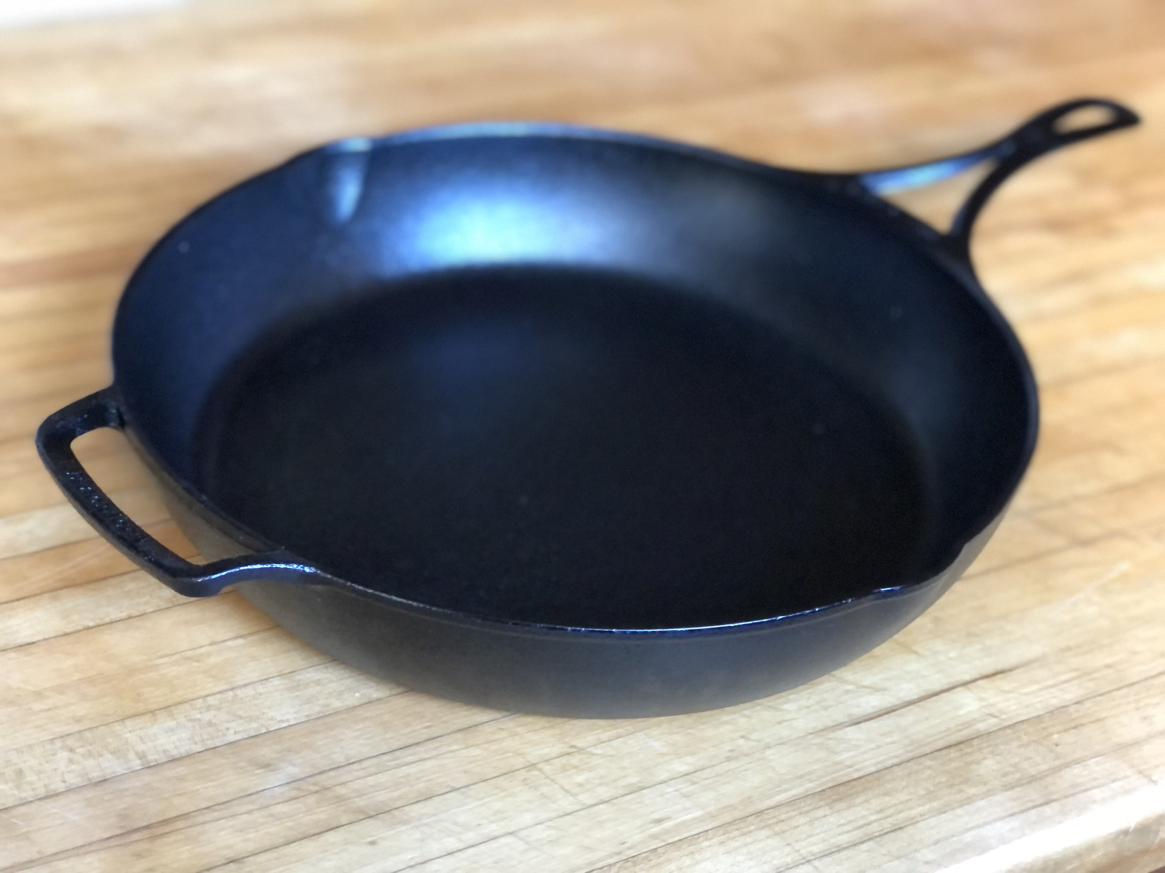 Lodge Seasoned Cast Iron Skillet - 12 Inch Ergonomic Frying Pan with Assist  Handle, black 