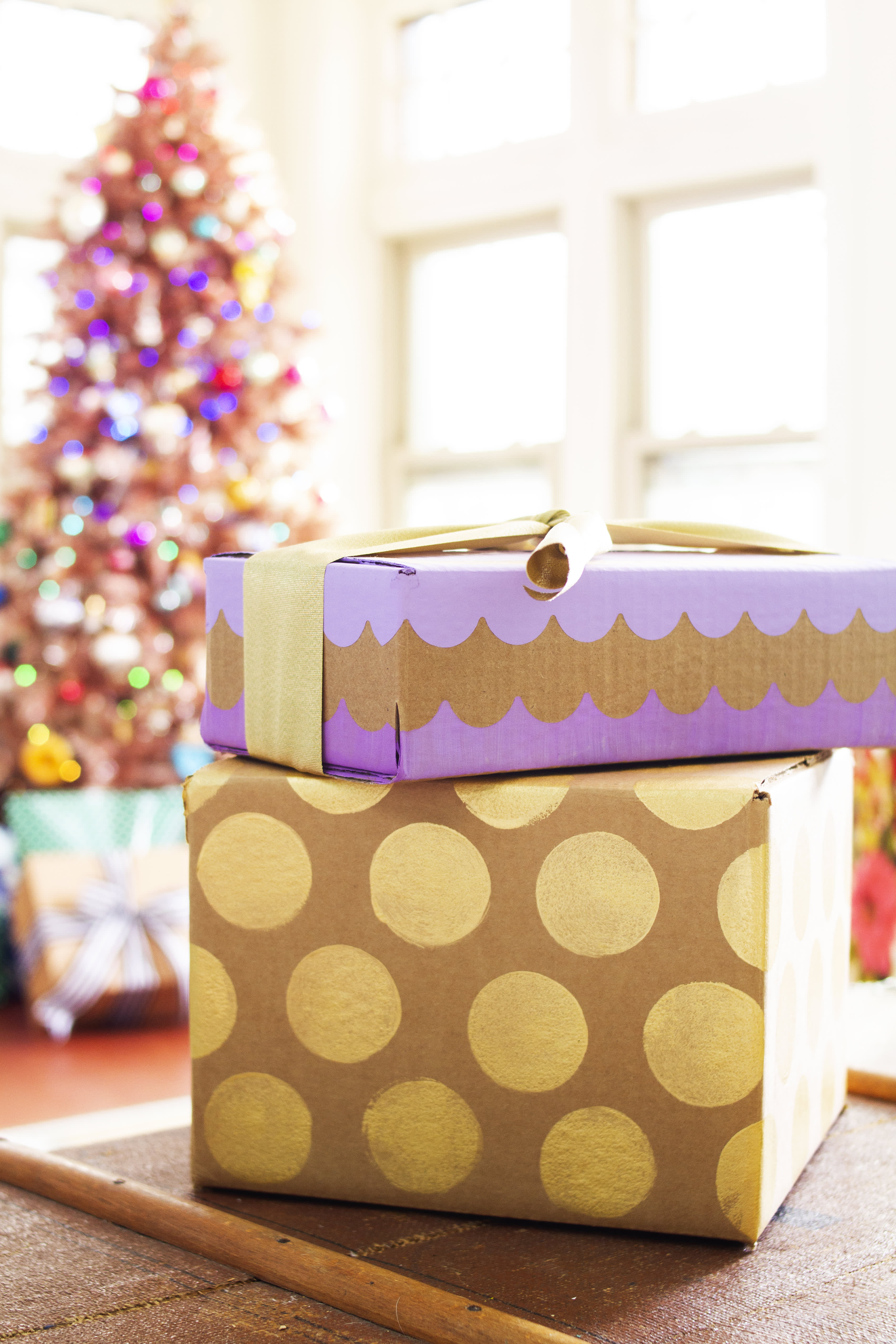 Изделия из коробок. Украшение коробки для подарка. Новогоднее украшение коробки. Декорированные коробки. Картонные коробки для новогодних подарков.