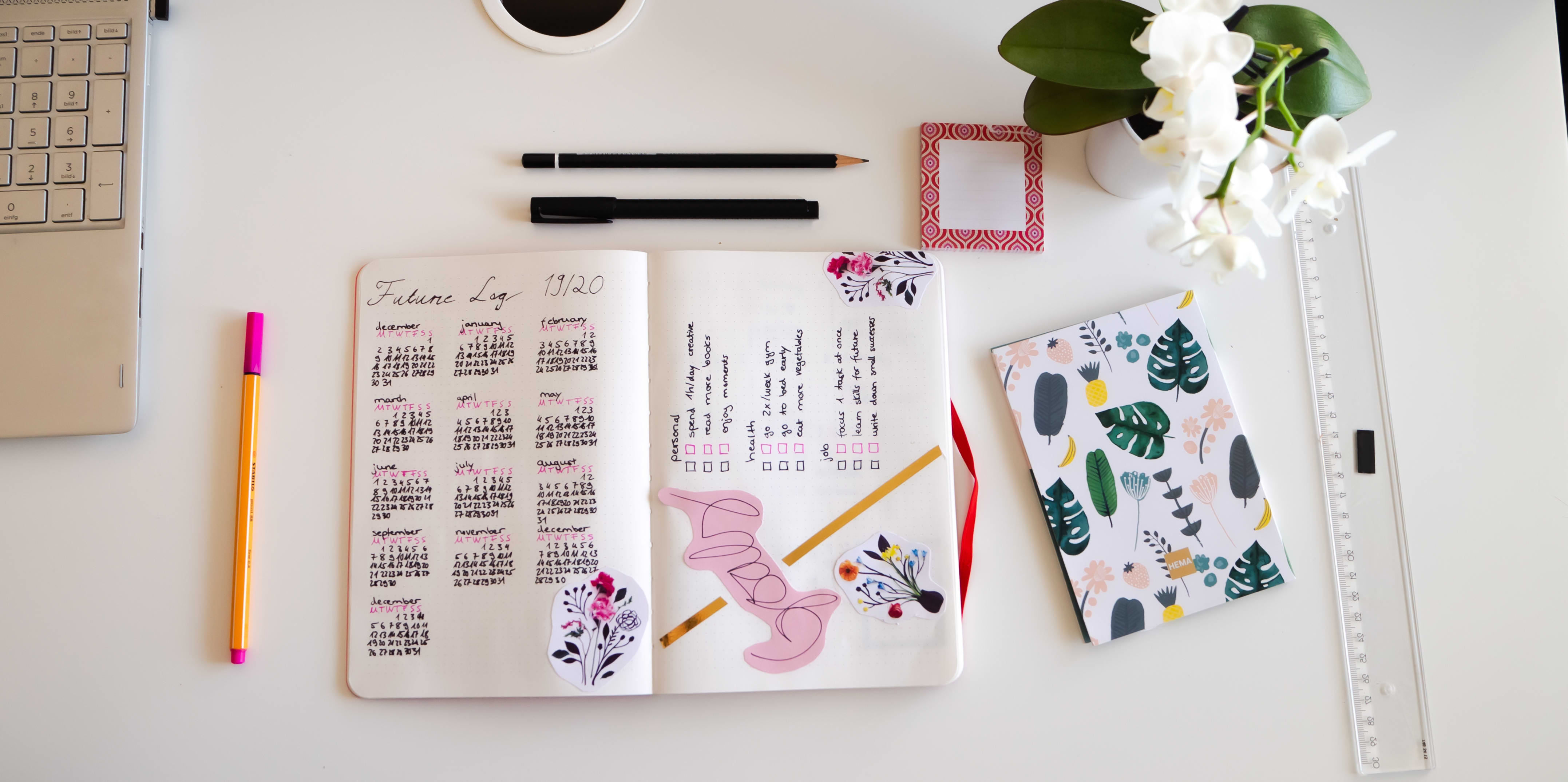 How to Set Up a Bullet Journal Book Tracker (+ 18 Ideas) - Yop & Tom