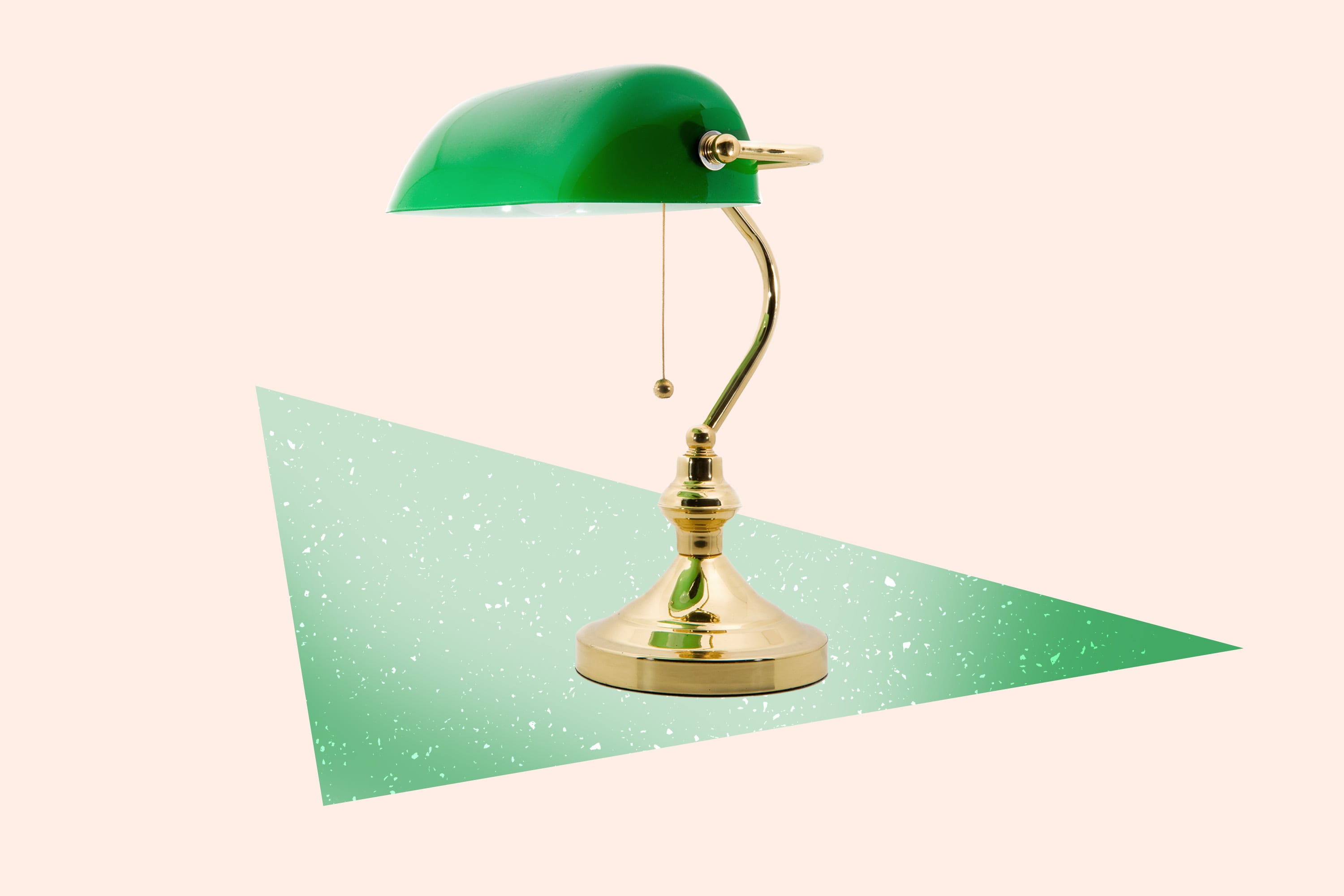 Зеленая лампа и грязный стол